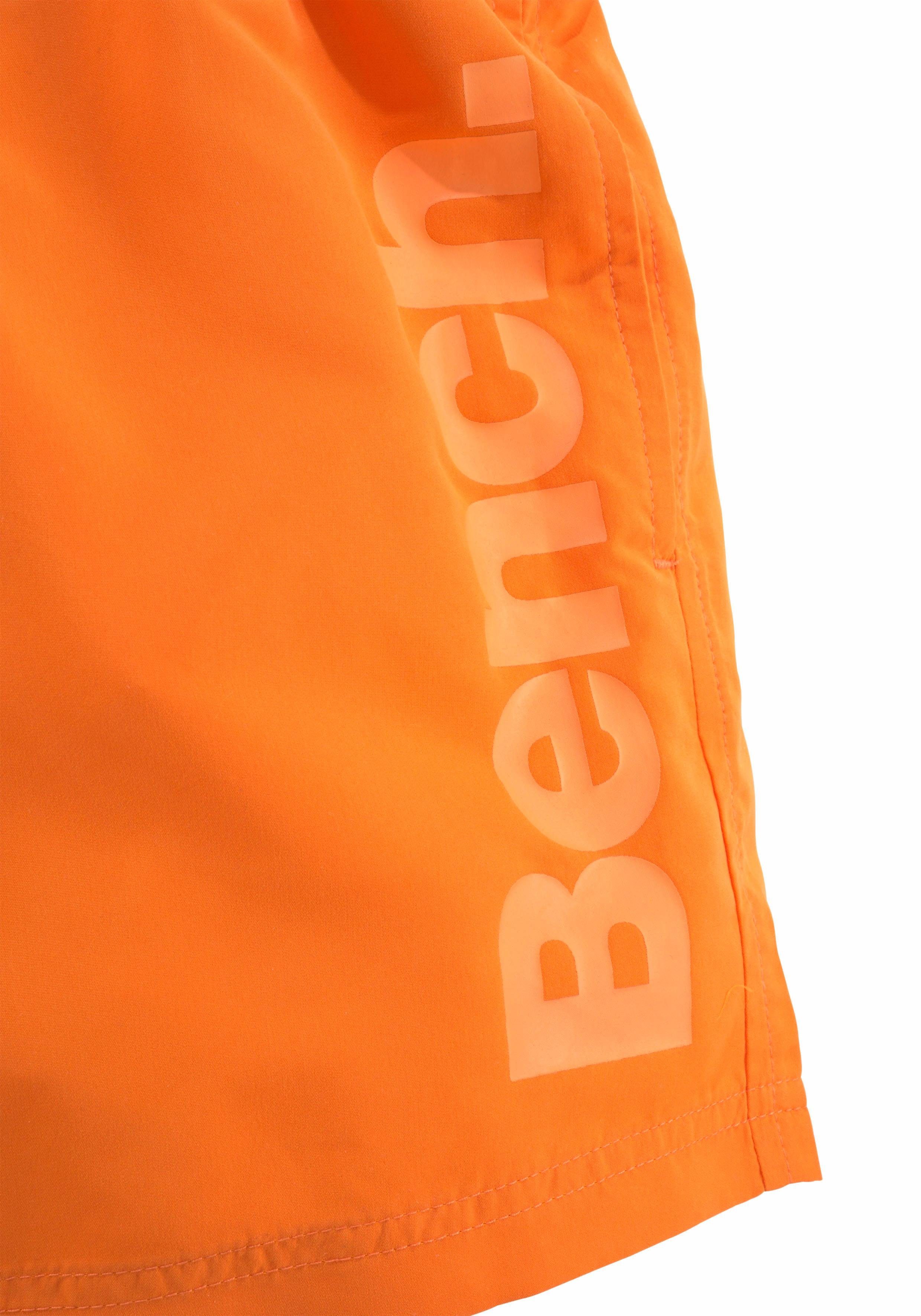 Bench. Zwemshort met logo-opschrift opzij