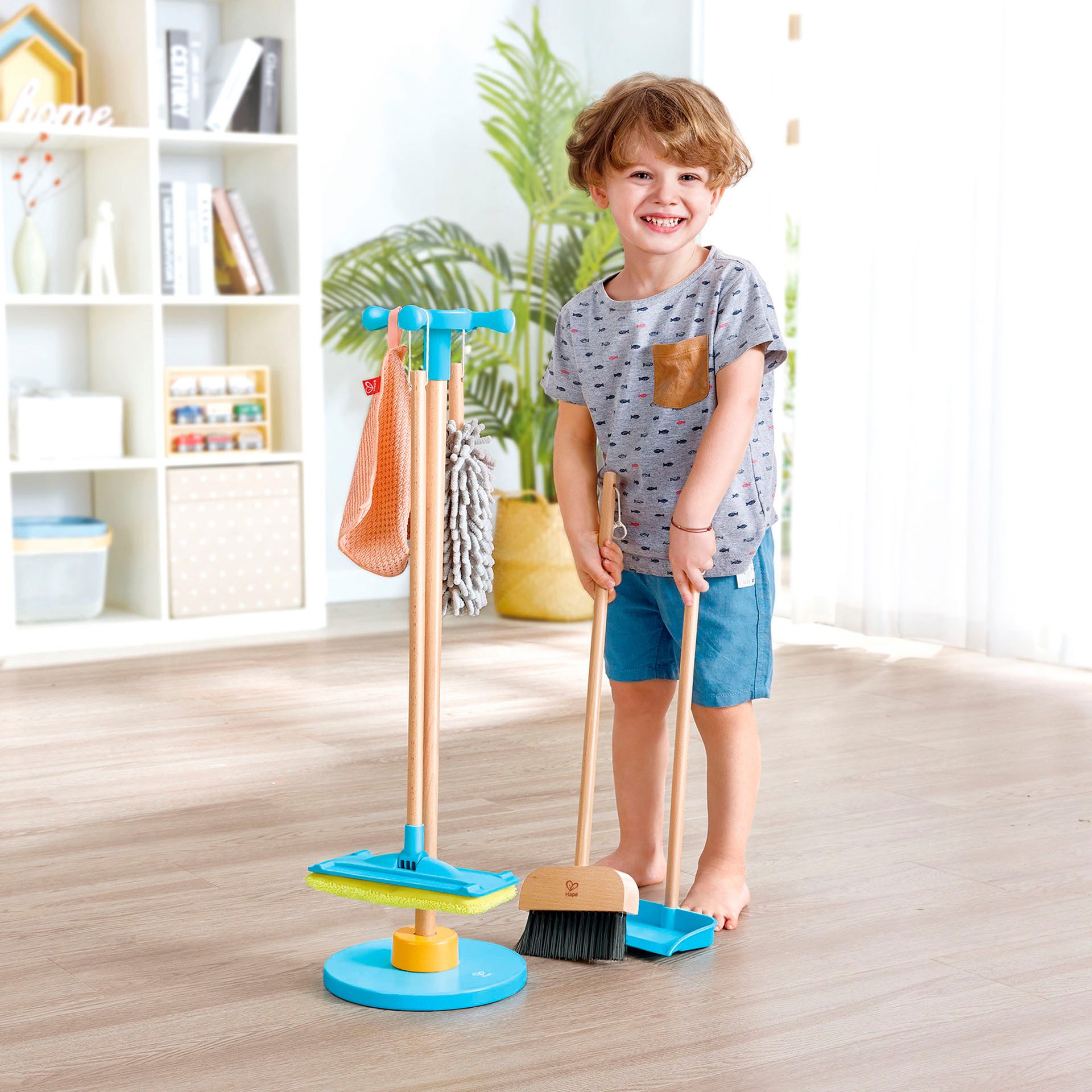 Hape Kinderbezem Speelgoed schoonmaakset met opbergstandaard (set, 6-delig)