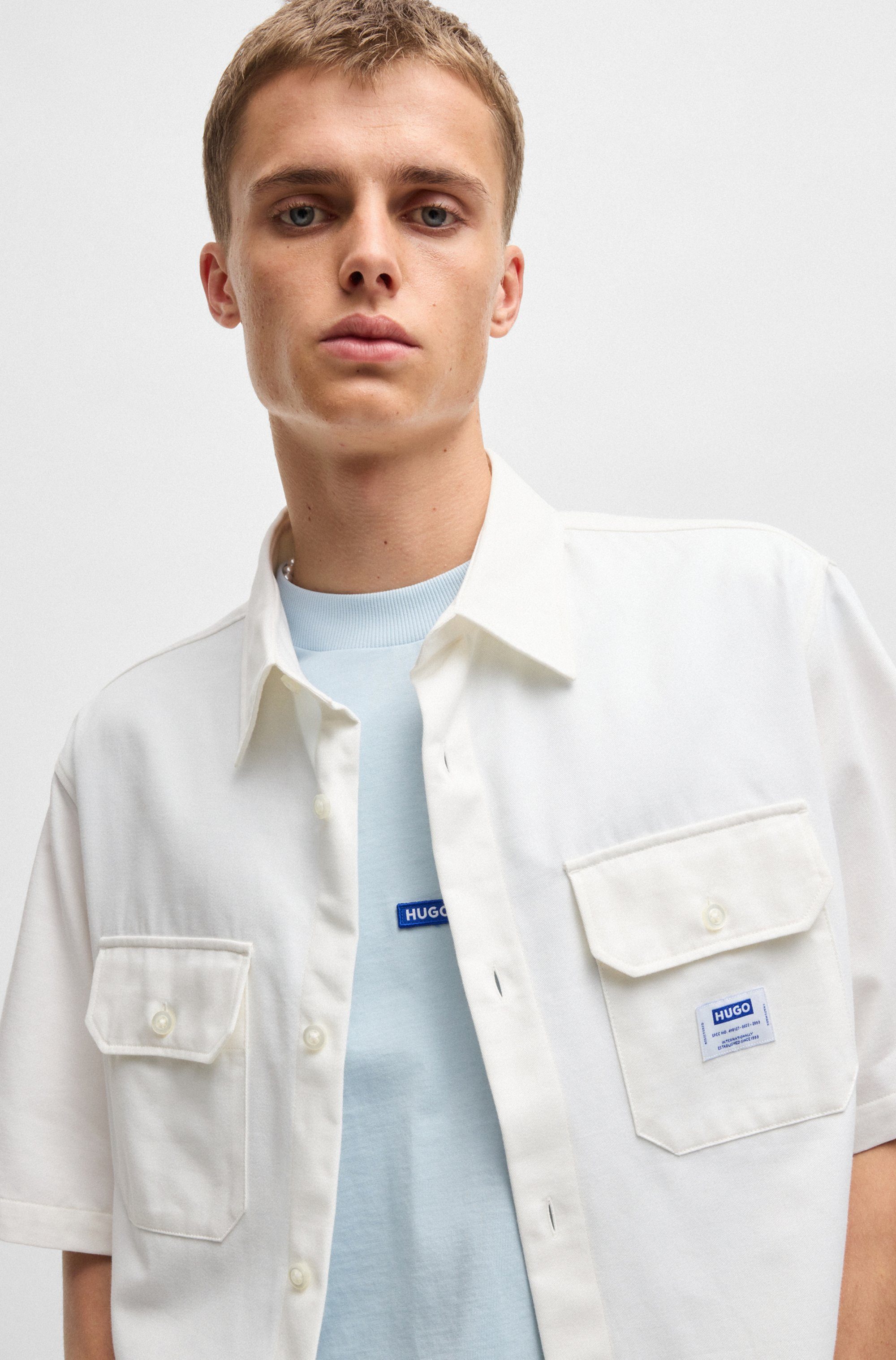 HUGO Blue Overhemd met korte mouwen Ekyno met contrasterend logo-badge op de borst