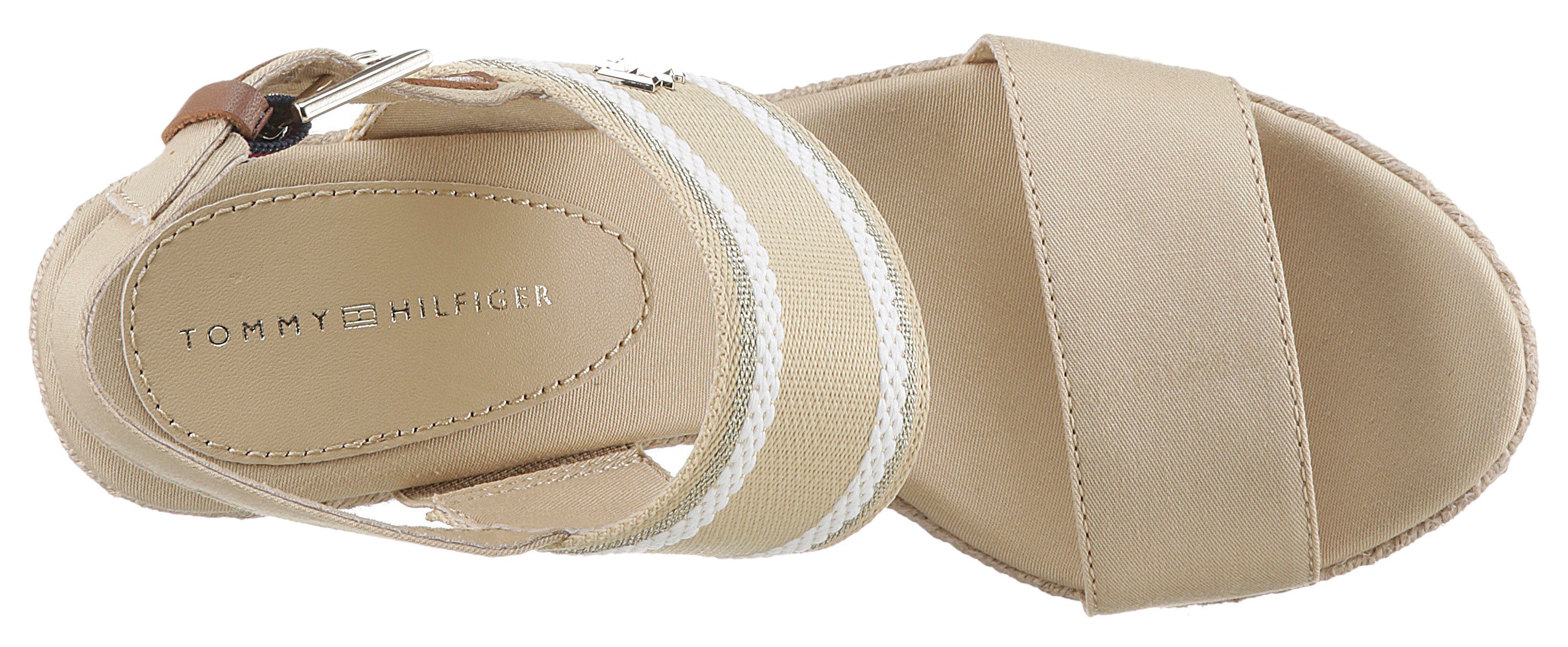 Tommy Hilfiger Sleehaksandaaltjes WEBBING HIGH WEDGE SANDAL , zomerschoen, sandaal, sleehak, met zij th-label