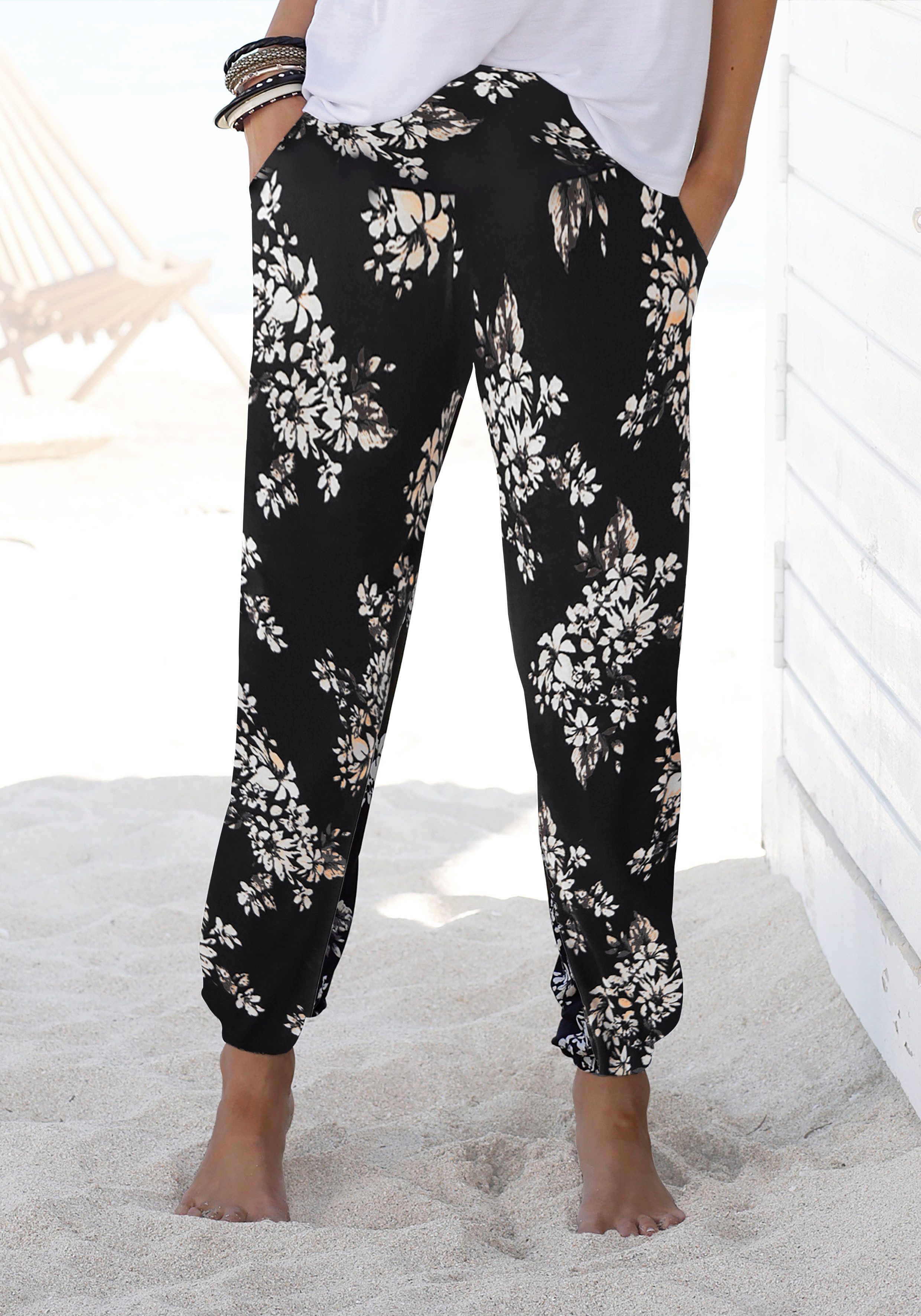 Lascana Strandbroek met subtiele bloemenprint, soepelvallende jersey broek, zomerbroek