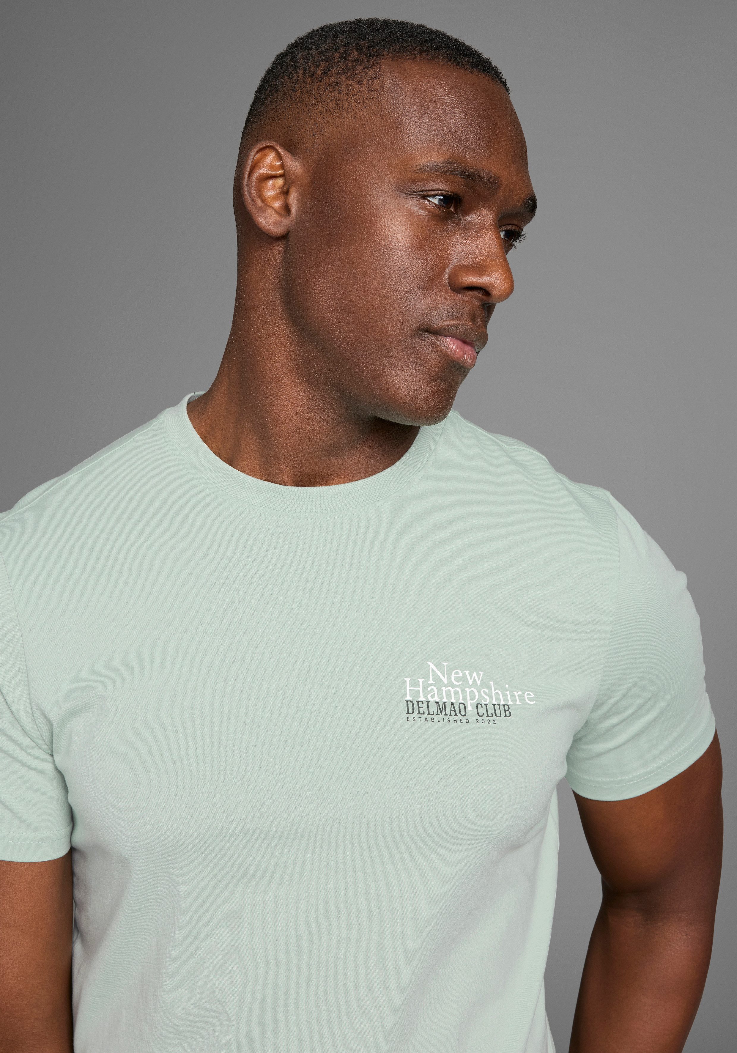 DELMAO T-shirt met subtiele logo-opdruk in club-design
