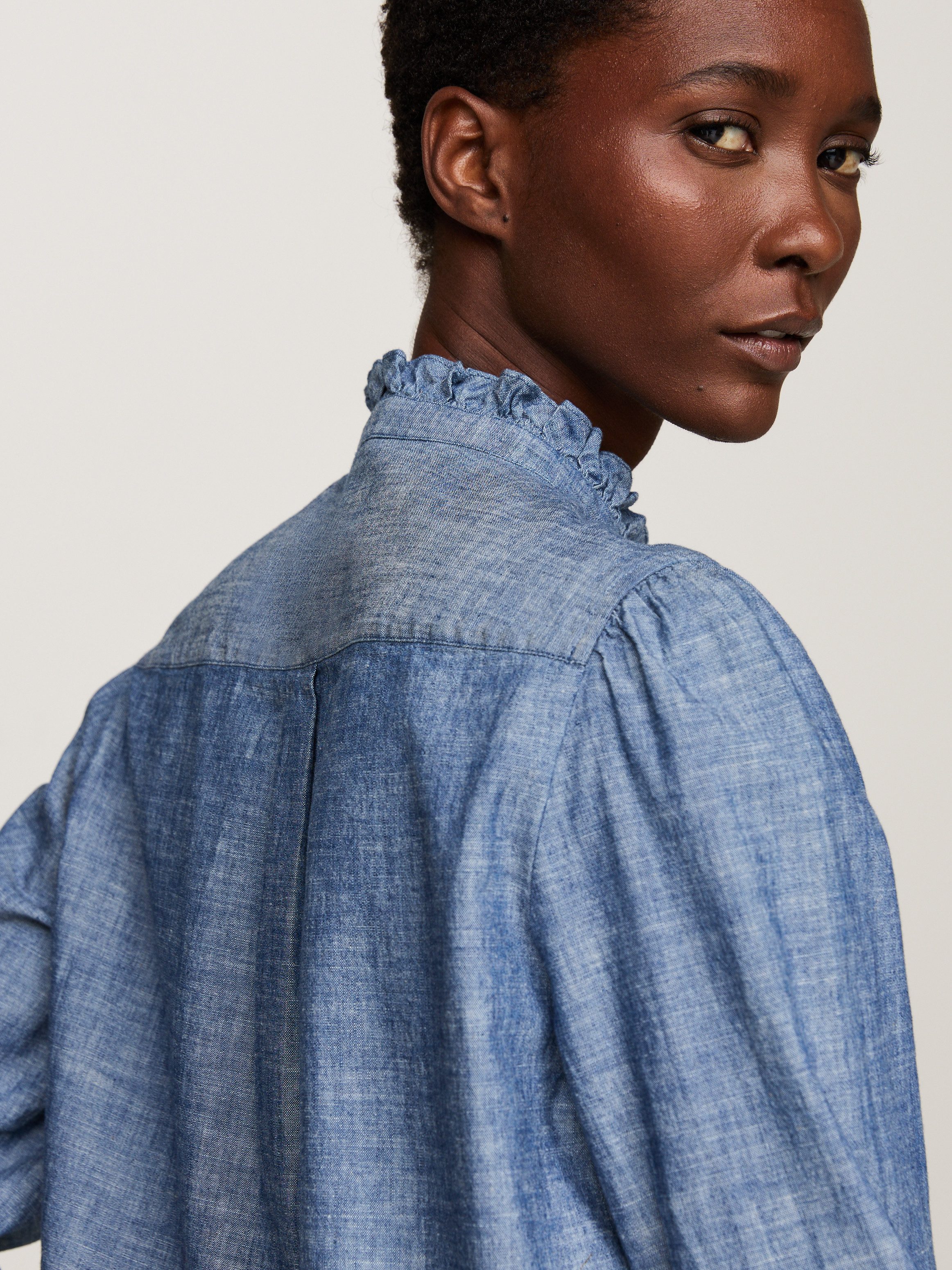 Tommy Hilfiger Shirtblouse CHAMBRAY RUFFLE RELAXED SHIRT met ruches chambray kwaliteit