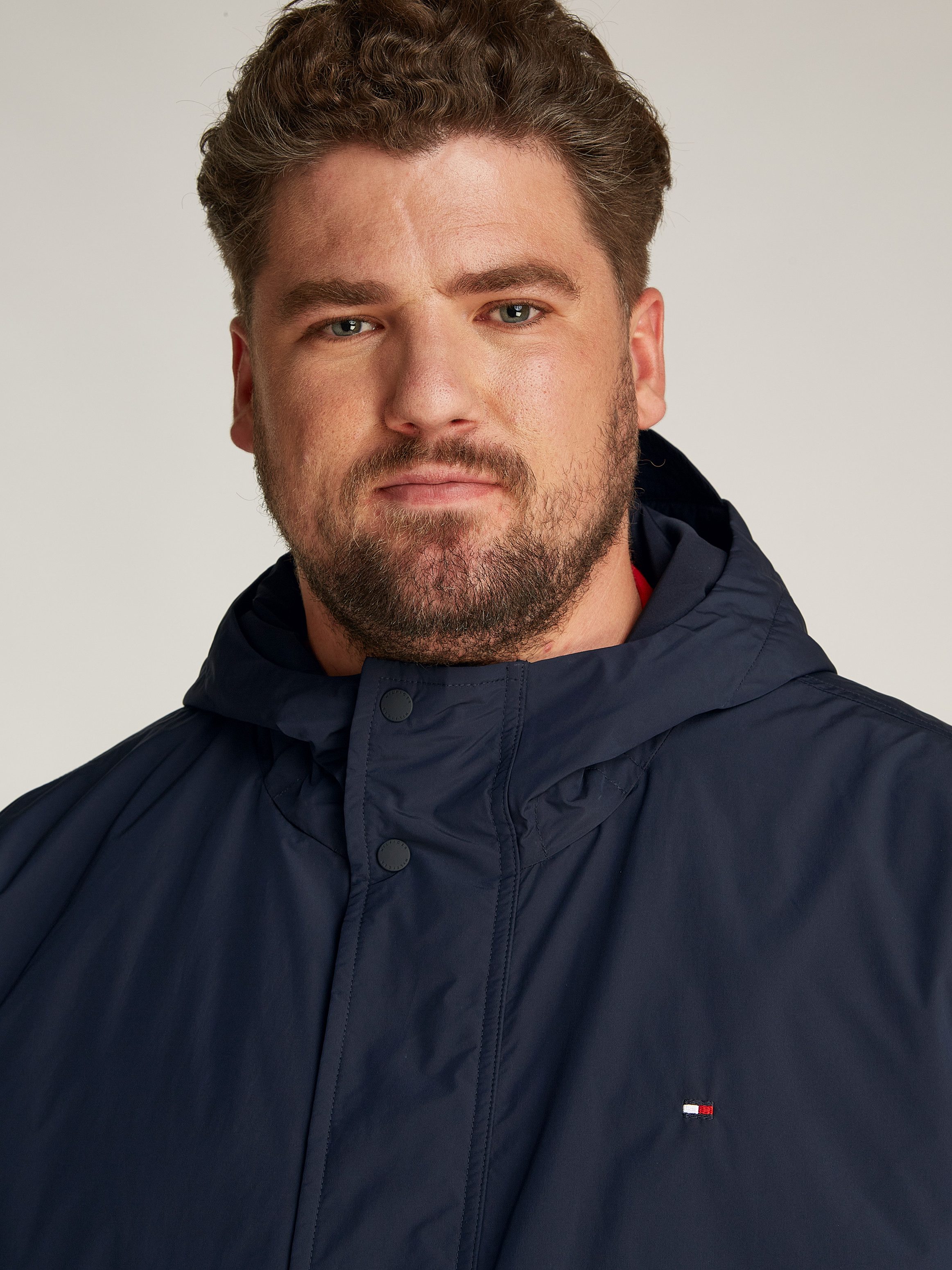 Tommy Hilfiger Allweatherjack BT-LW PACKABLE HOODED JKT-B in grote maten, logoborduring