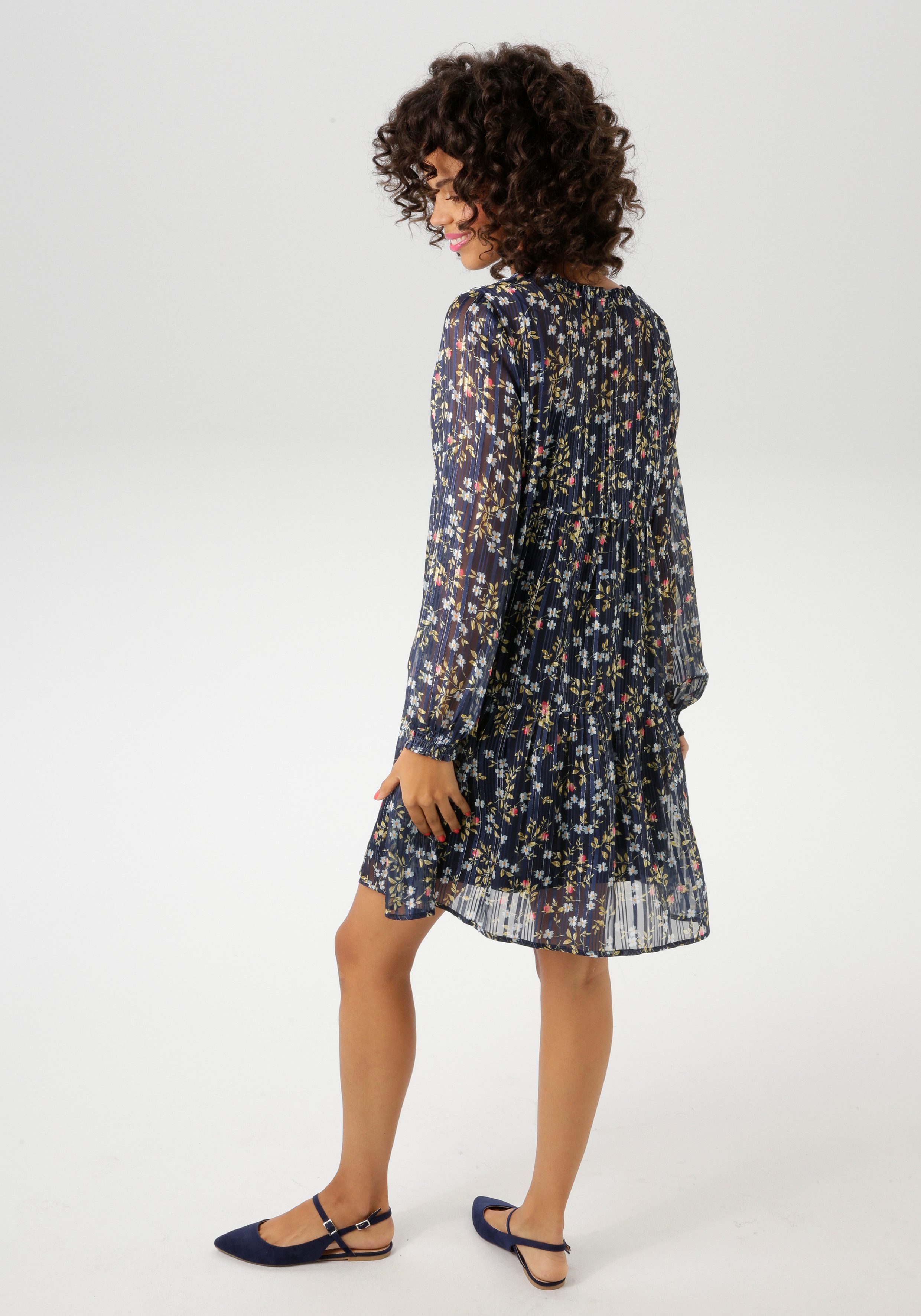 Aniston CASUAL Mini-jurk met glanzdraden versierde bloemenprint (Met jersey onderjurk)