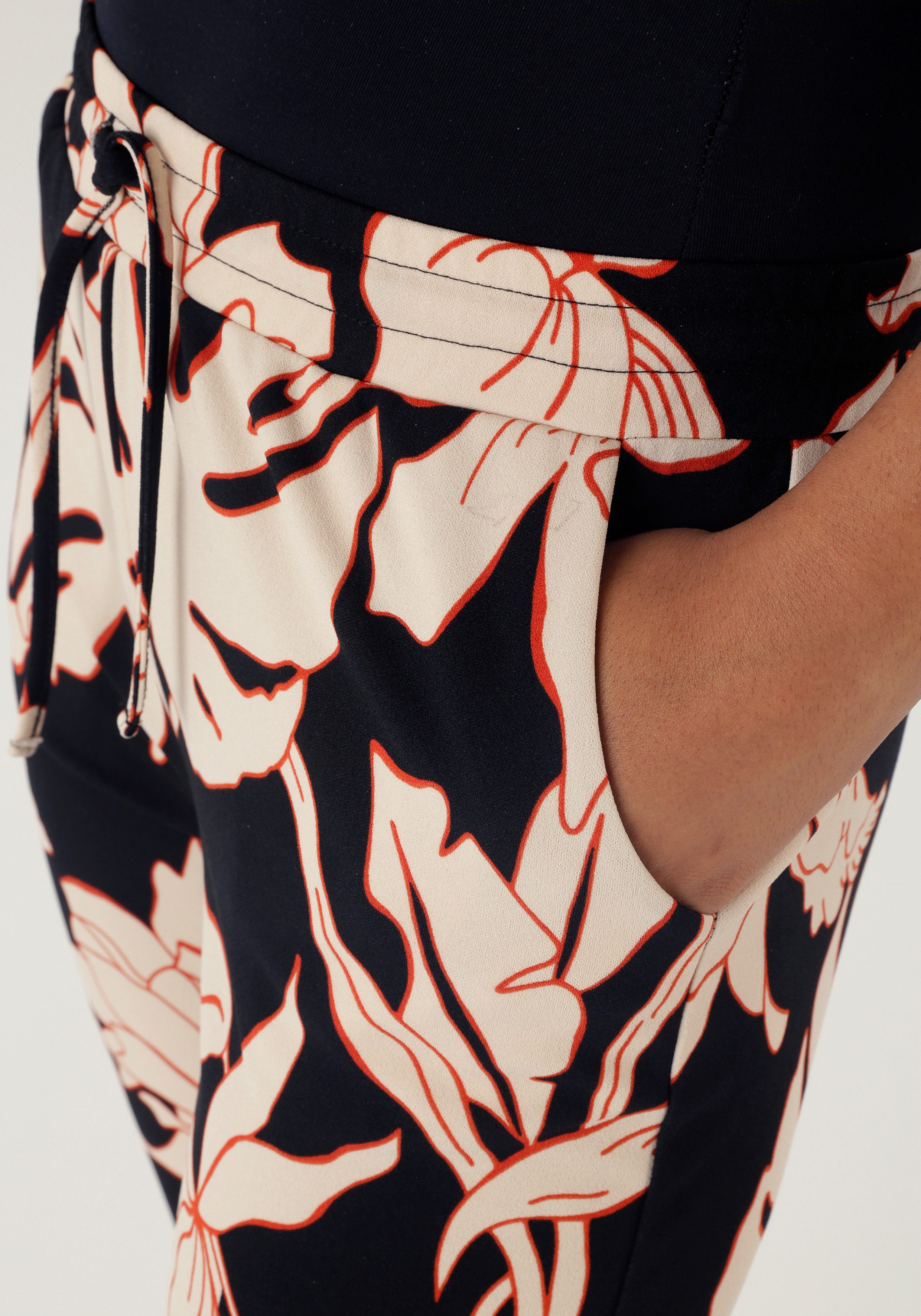 Aniston SELECTED Comfortbroek met grootvlak en abstract bloemenpatroon