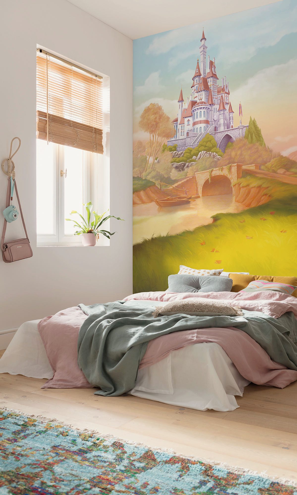 Komar Kinderbehang Disney Princess Belle Castle River (1 stuk)