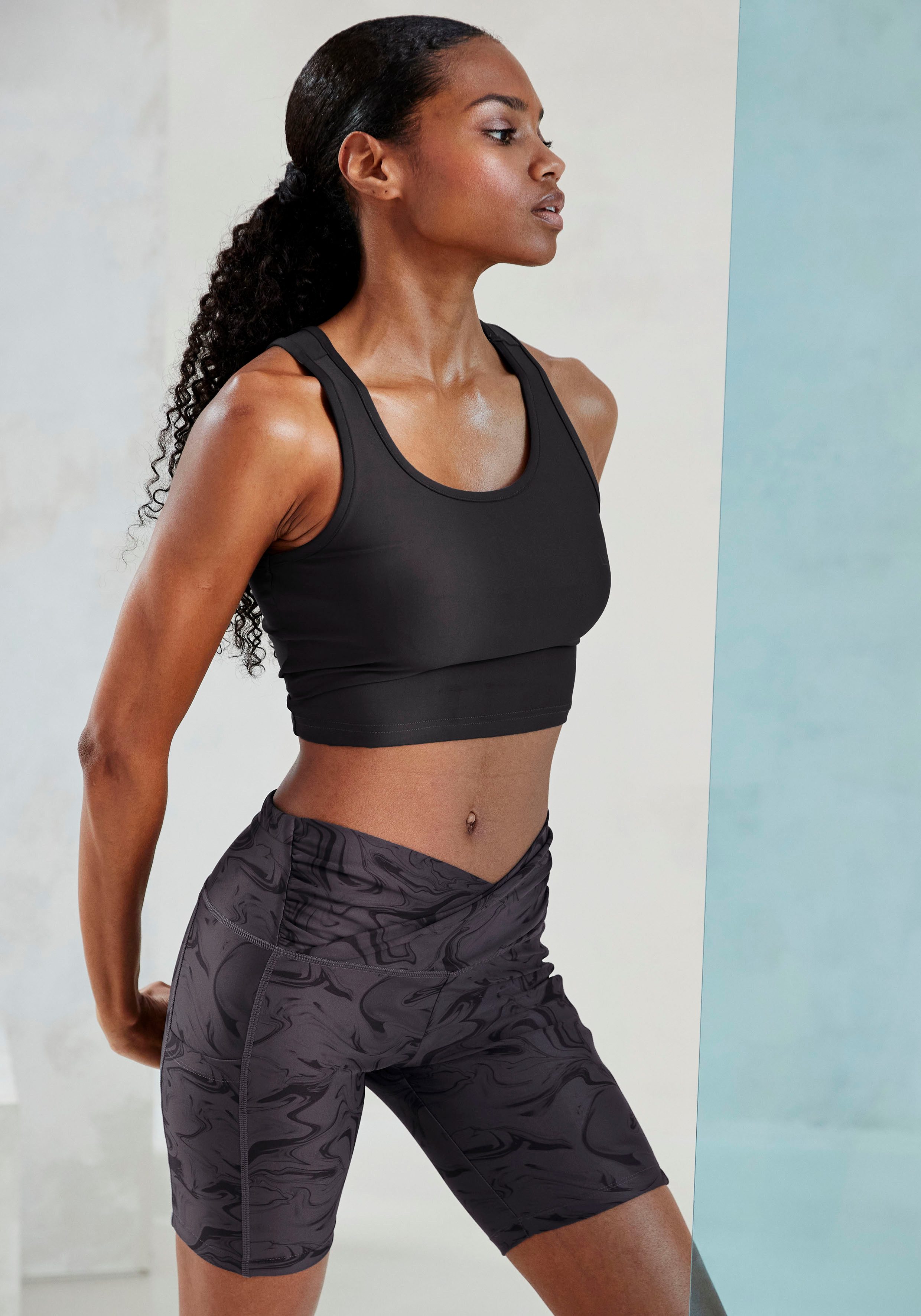 active by Lascana Functionele broek -Sportbroek Sportbroek met allover print en kleine ritszak