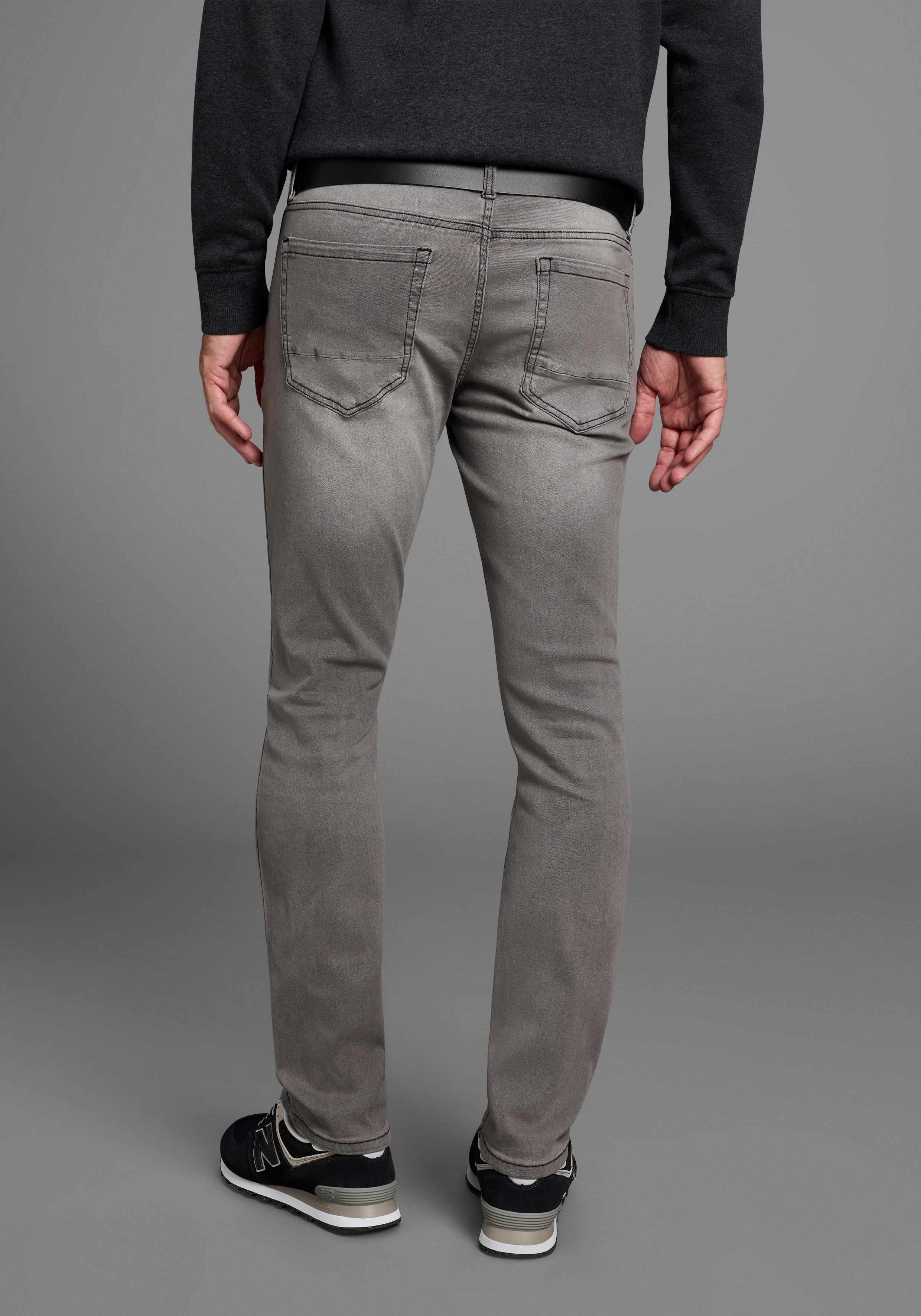 Bruno Banani Straight jeans Hutch rechte broekspijpen, gedeeltelijk met modieuze destroyed-effecten,