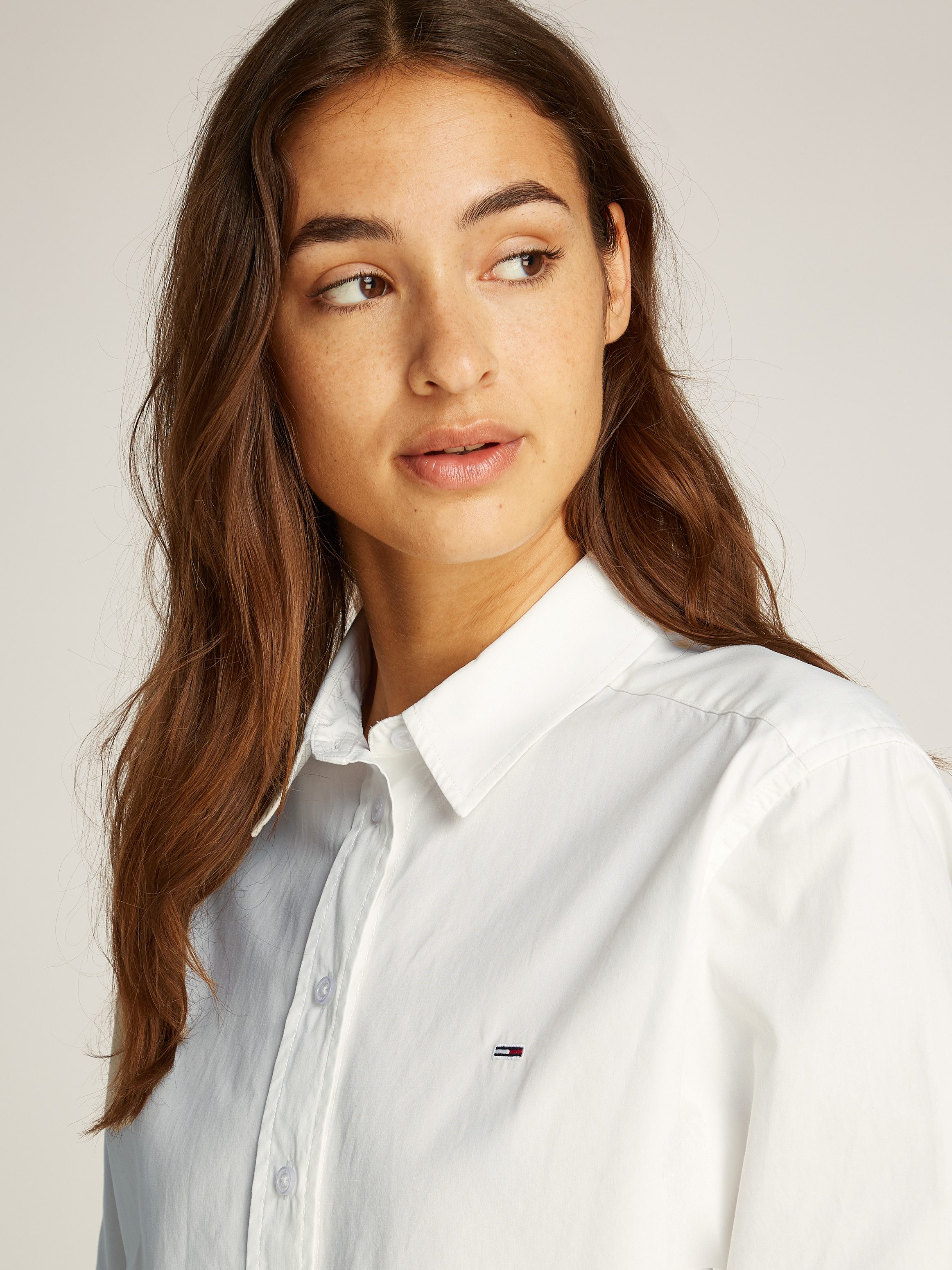 TOMMY JEANS Overhemdblouse TJW CRP RLX POPLIN SHIRT in verkorte lengte, met logoborduring