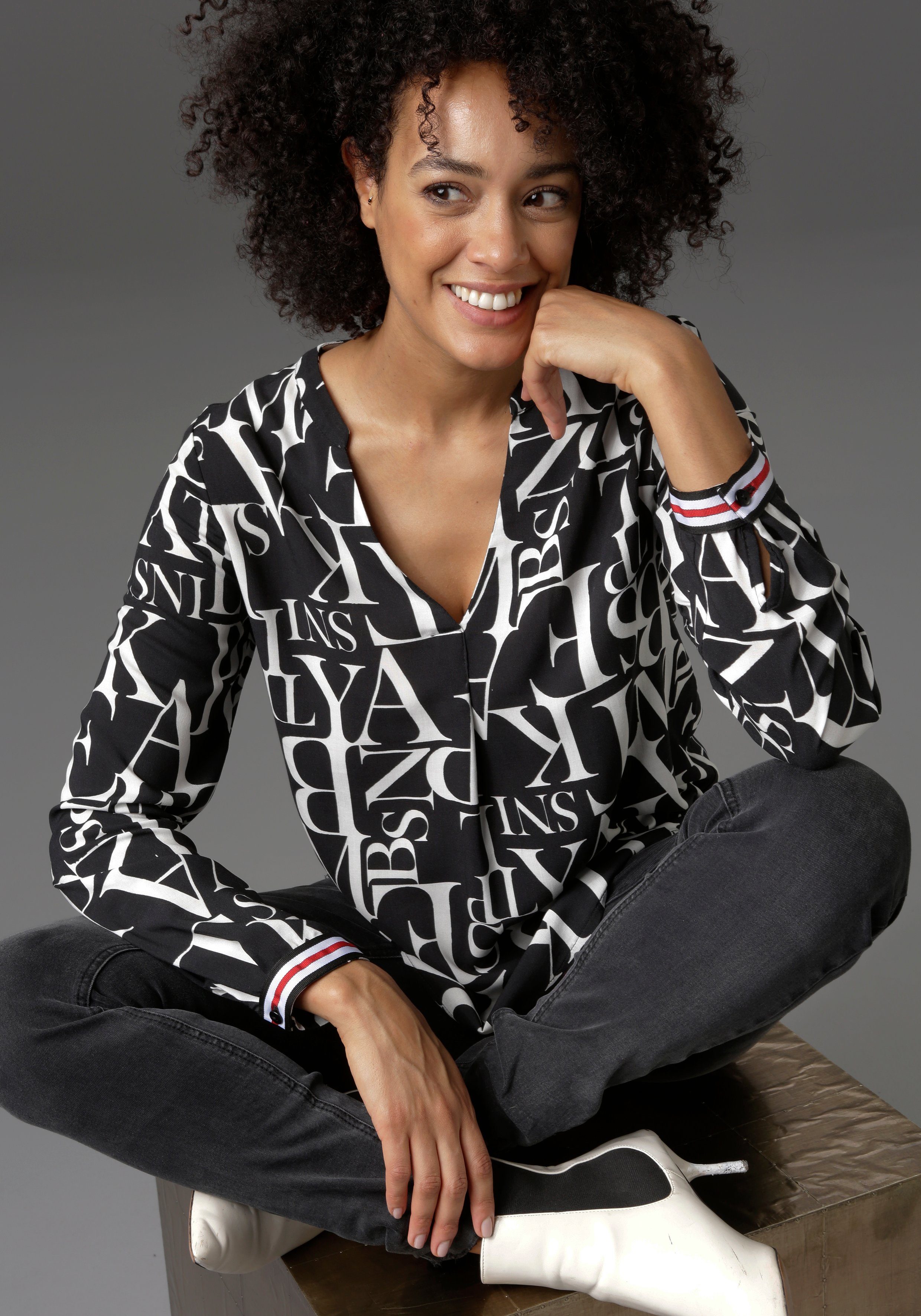 Aniston CASUAL Blouse zonder sluiting met letters gedessineerd
