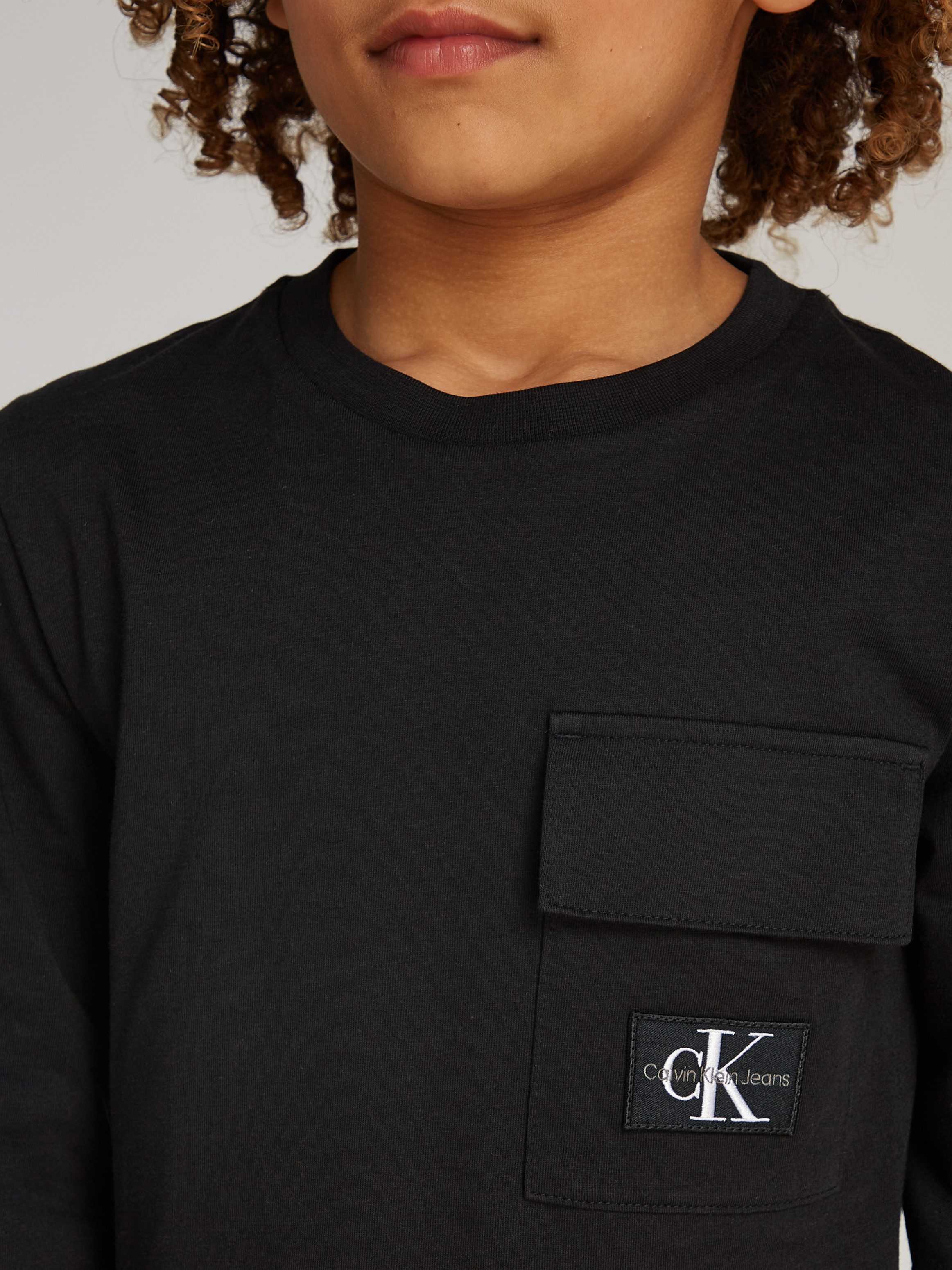Calvin Klein Shirt met lange mouwen Badge Reg. Ls T-Shirt voor kinderen tot 16 jaar en met logo-patch