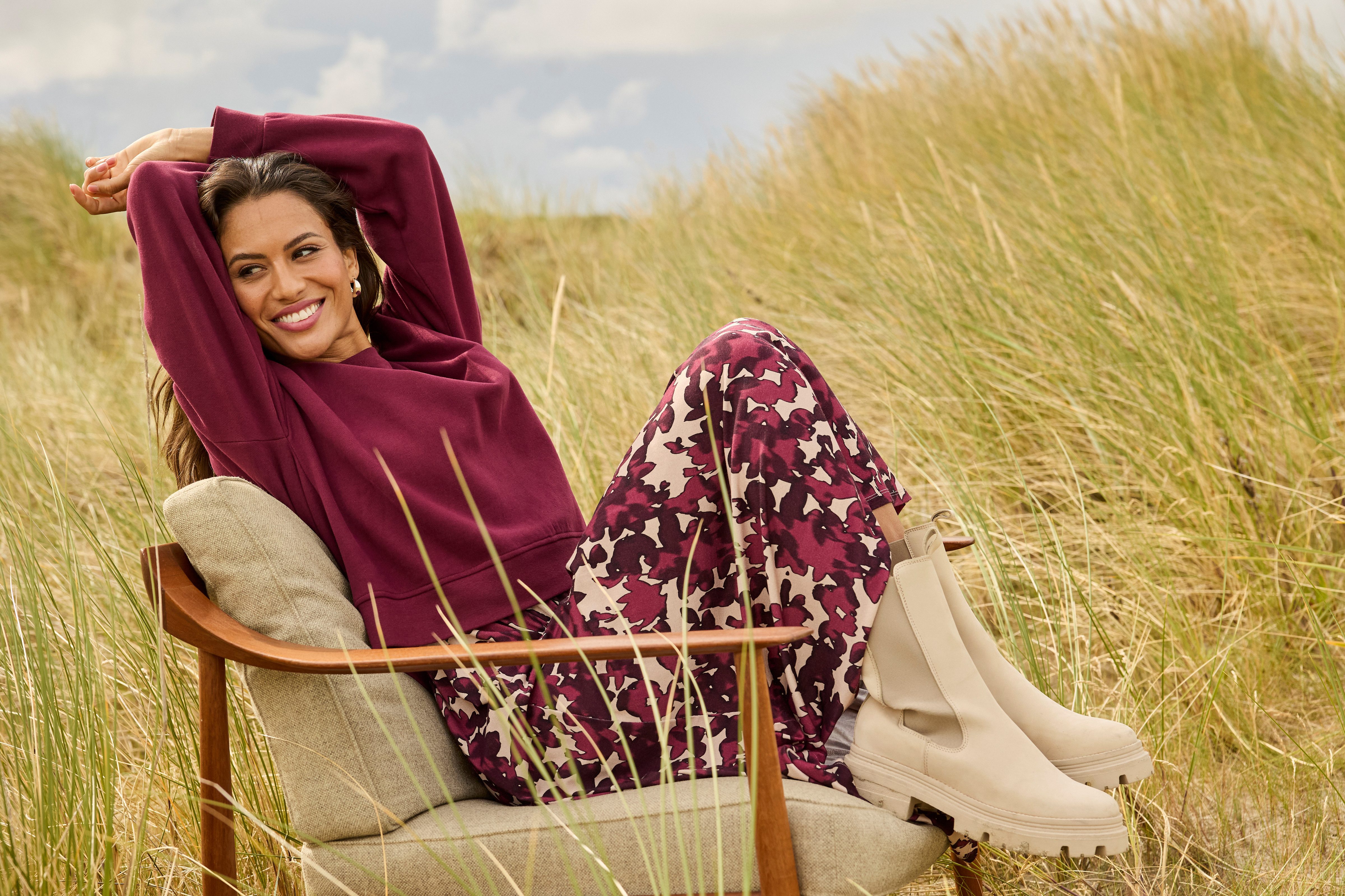 Laura Scott Sweatshirt Cropped model