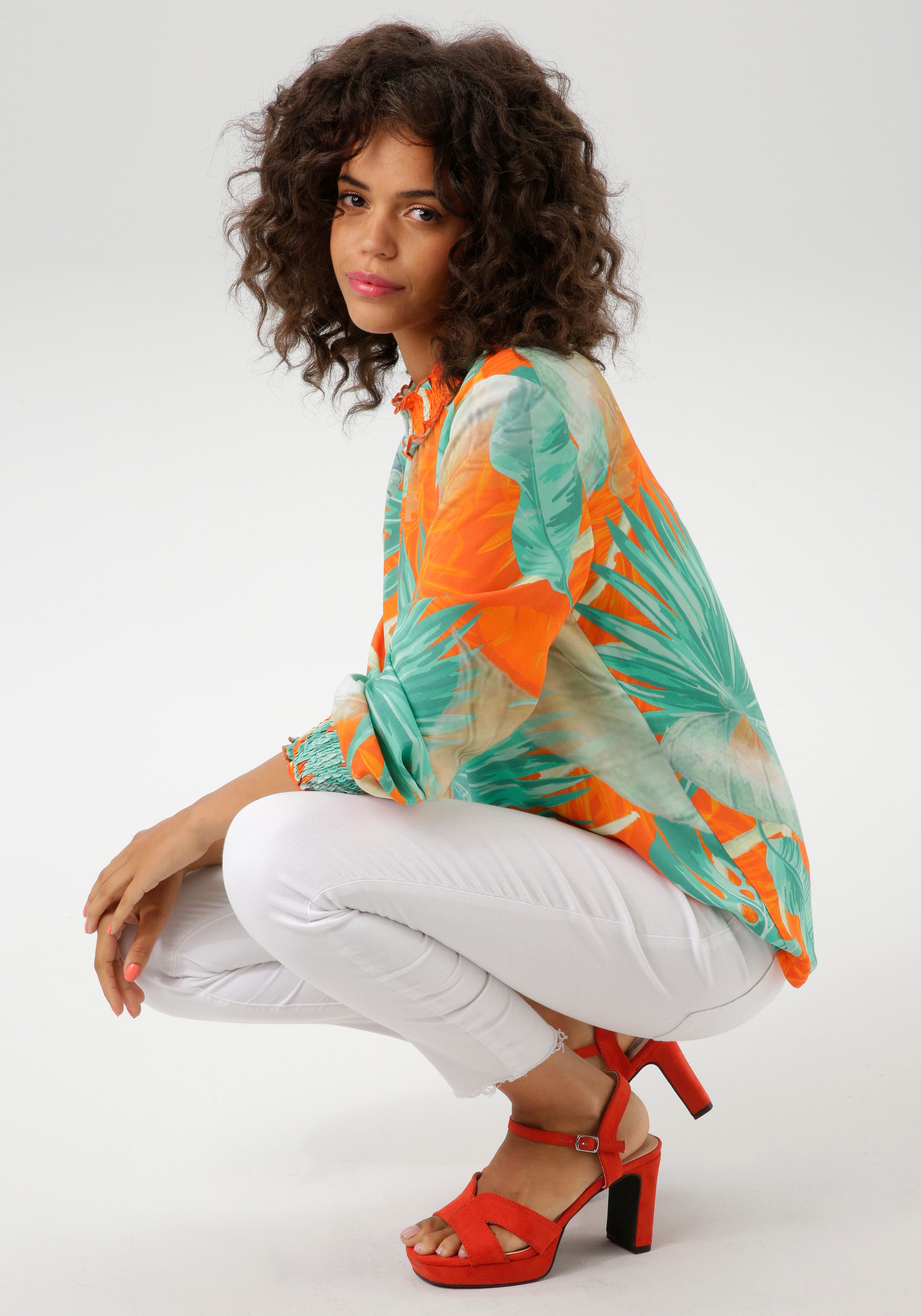 Aniston CASUAL Blouse zonder sluiting met grootvlak bladerenprint in batikdesign