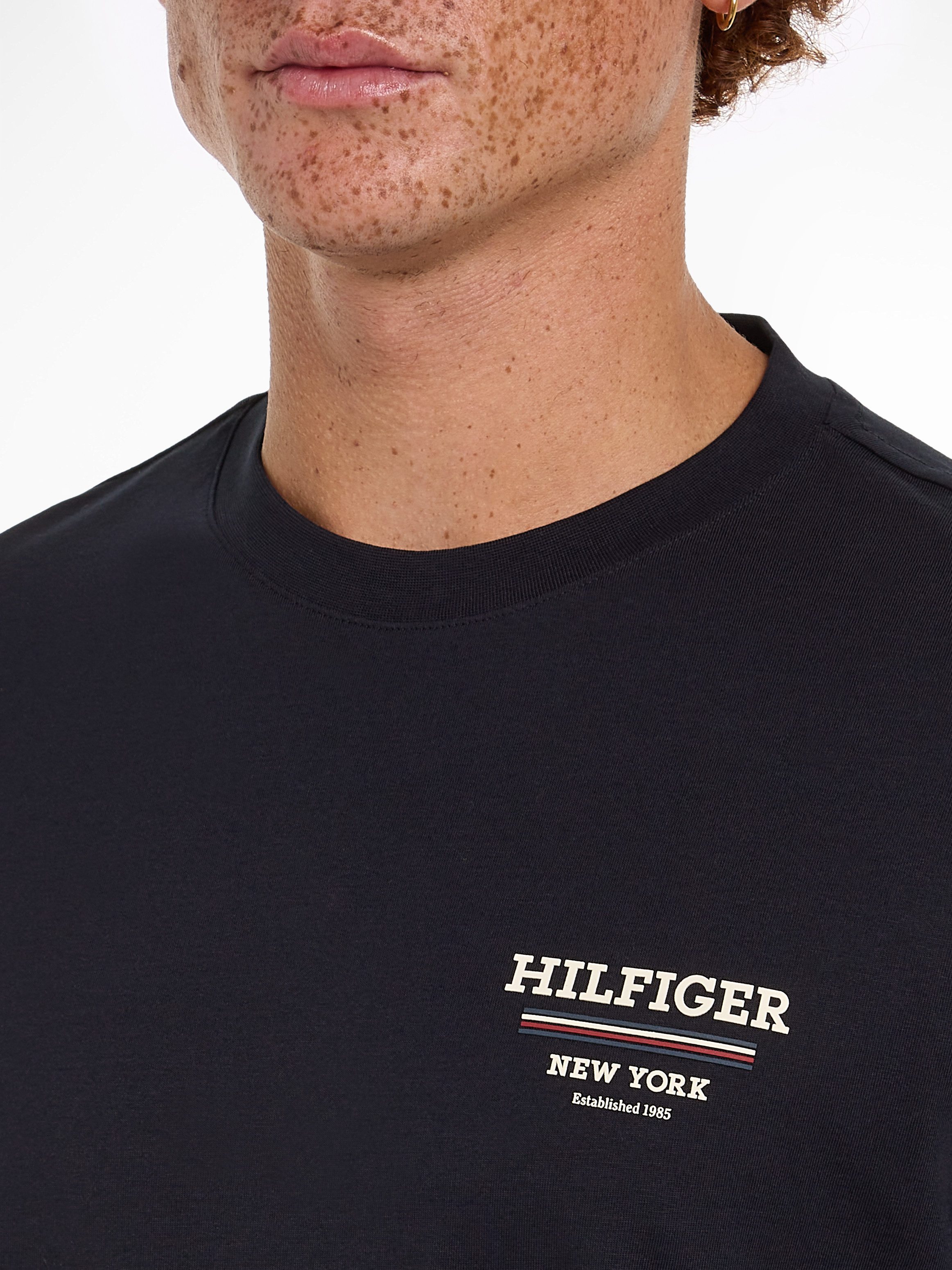 Tommy Hilfiger T-shirt HILFIGER GLOBAL STRIPE TEE contrastkleurige print op de borst