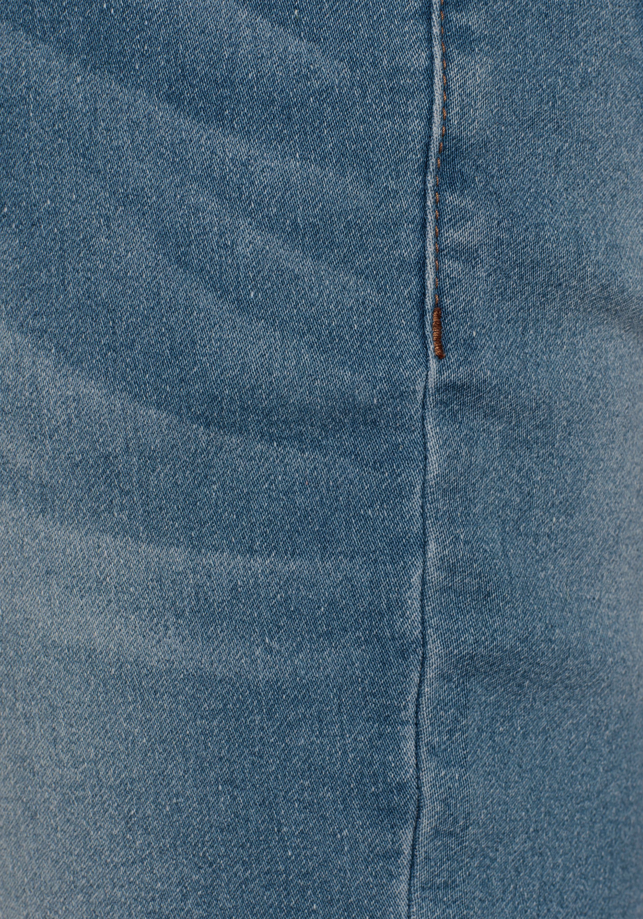 Bruno Banani Jeansshort comfortabele pasvorm rechte pasvorm met praktische zakken (set 2-delig Met band)