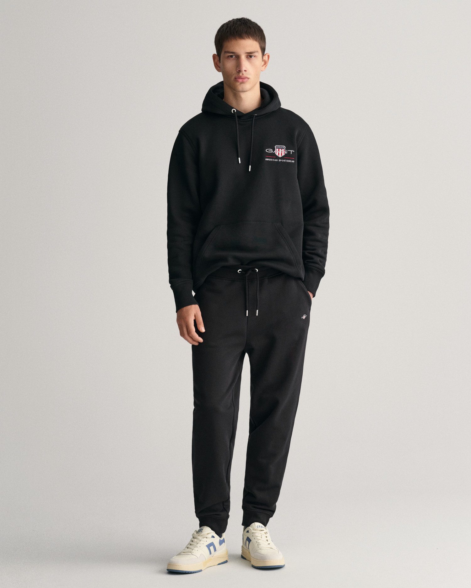 Gant Sweatbroek REG SHIELD SWEATPANTS met logo-borduurwerk onder de boord