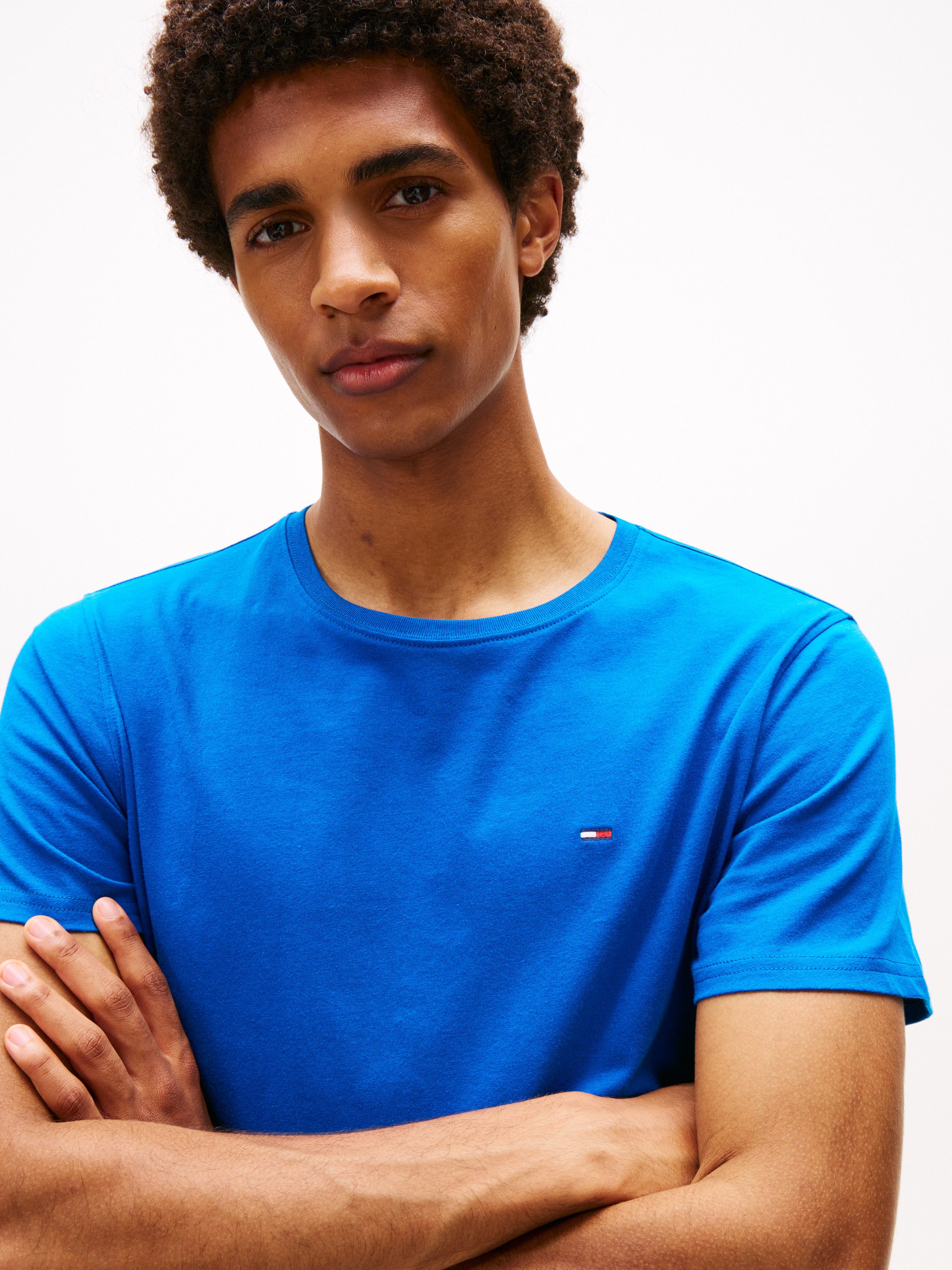 TOMMY JEANS T-shirt TJM ESSENTIAL SOLID TEE met ronde hals en subtiele logo-vlag