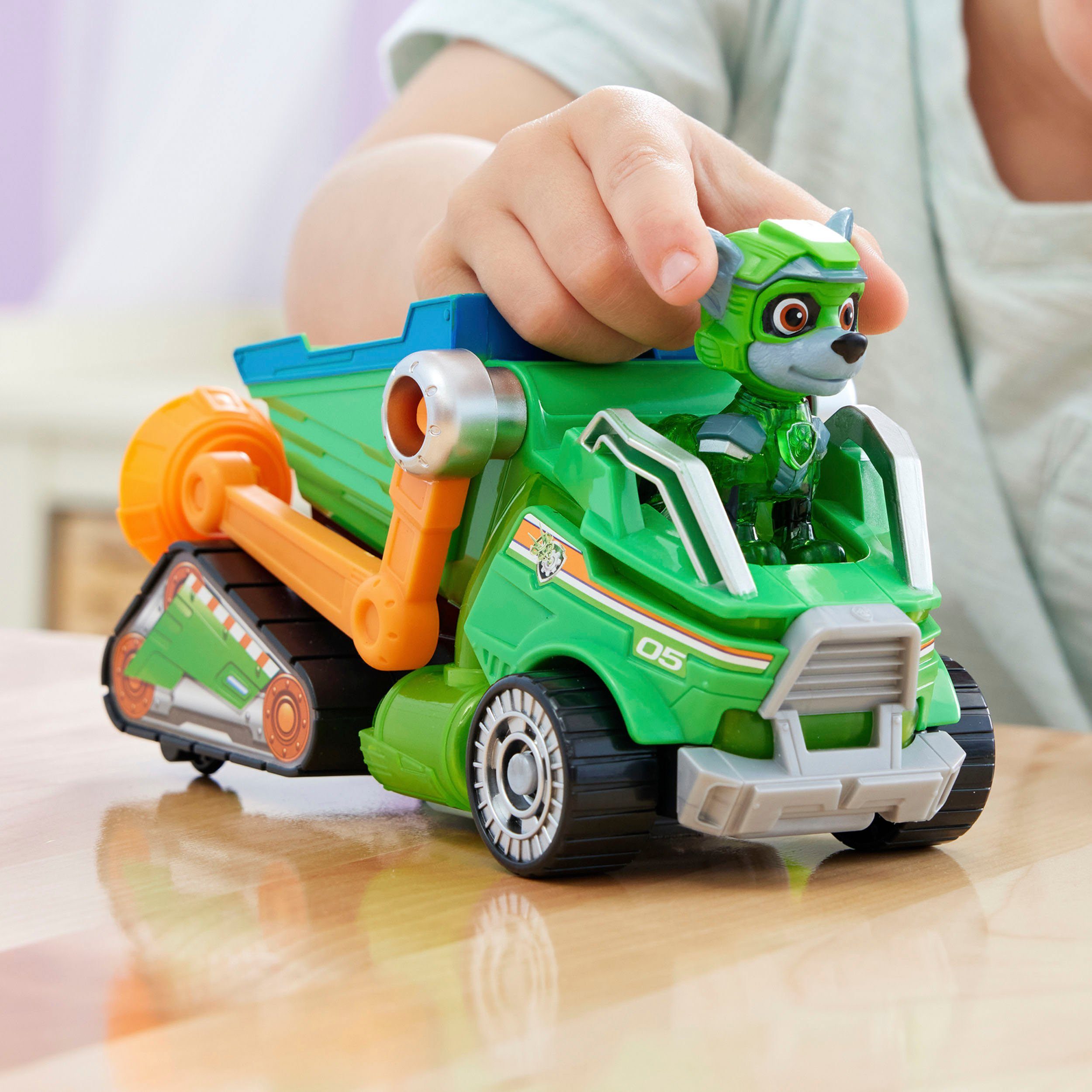 Spin Master Speelgoedauto Paw Patrol - Movie II - Basic Themed Vehicles Rocky Vuilnisauto met puppyfiguur, licht- en geluidseffect