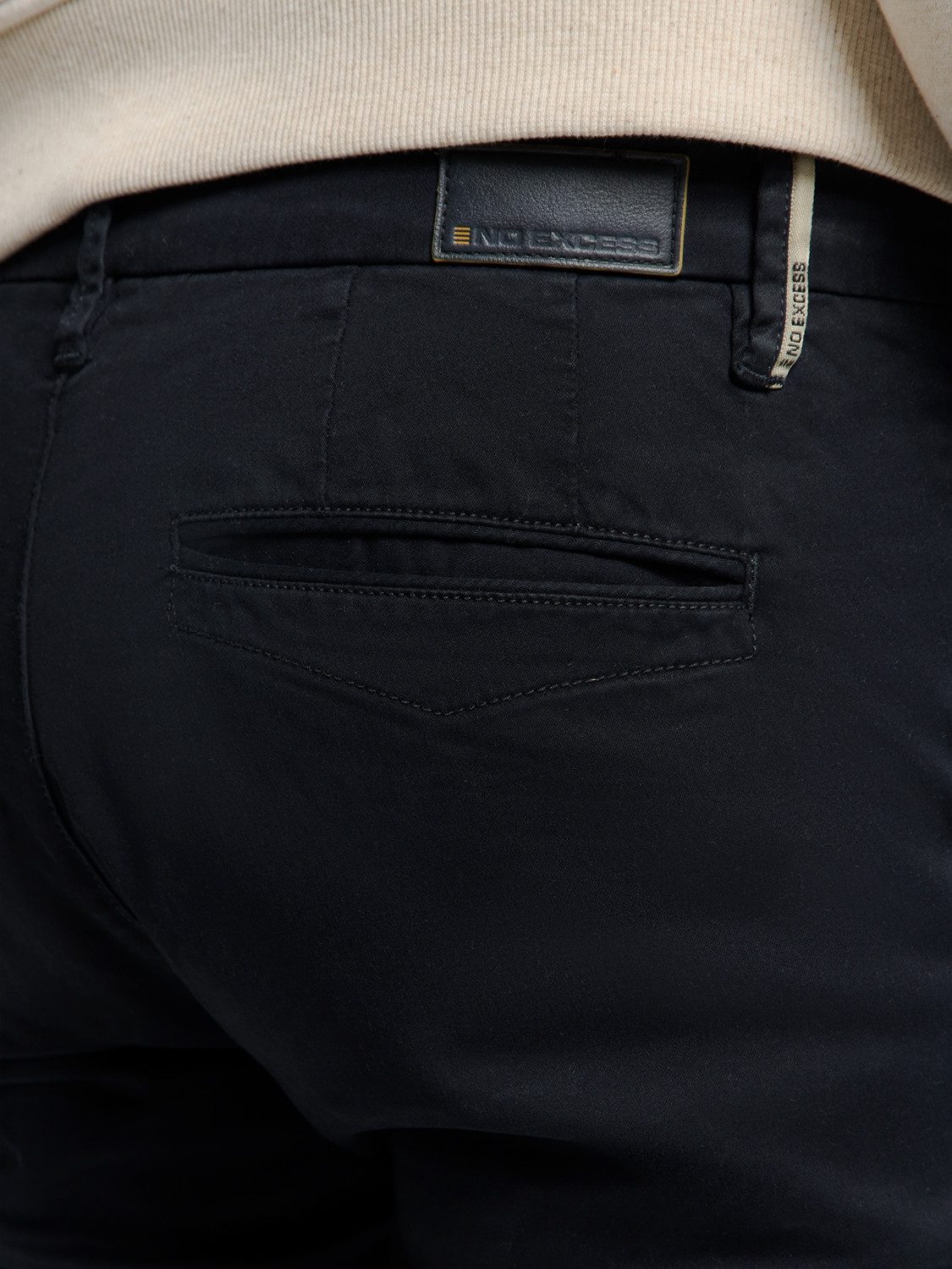 NO EXCESS Chino met garment-dyed finish