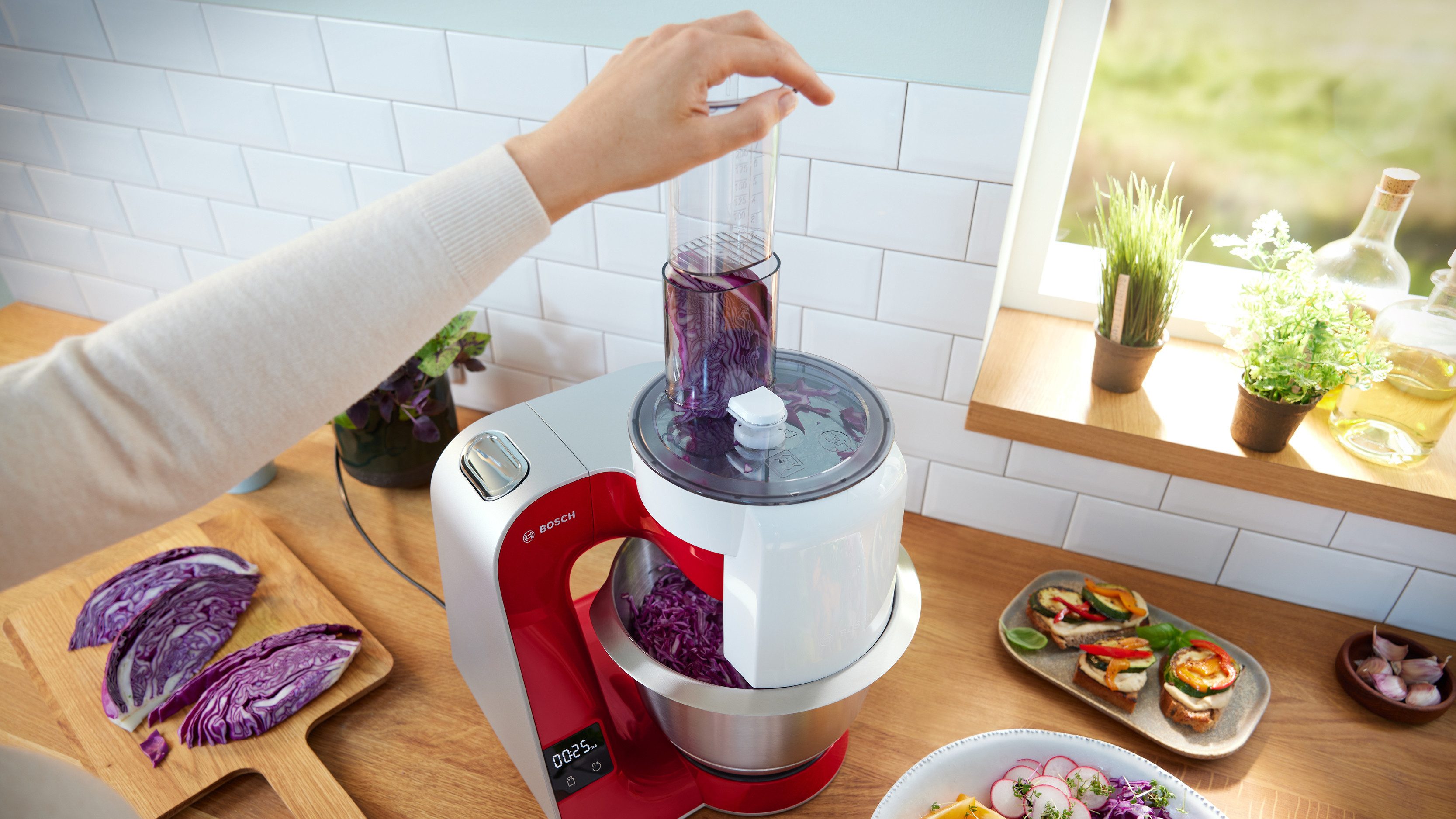 BOSCH Keukenmachine Serie 4 MUM5X720, geïntegreerde weegschaal, continu rasp- en snijapparaat, mixer, rood