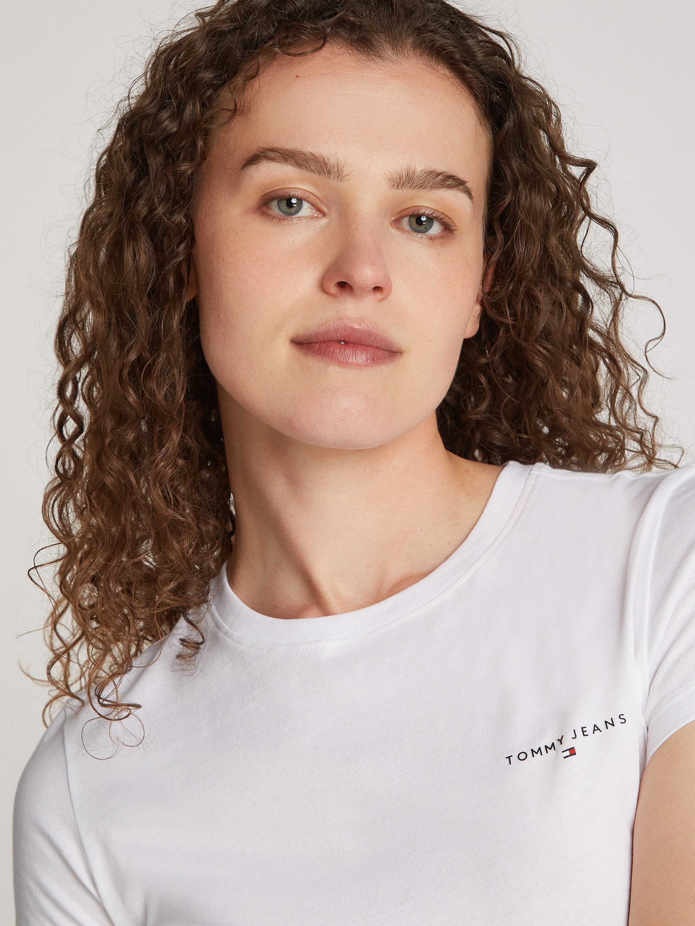 TOMMY JEANS T-shirt TJW SLIM LINEAR TEE met een logo-opschrift