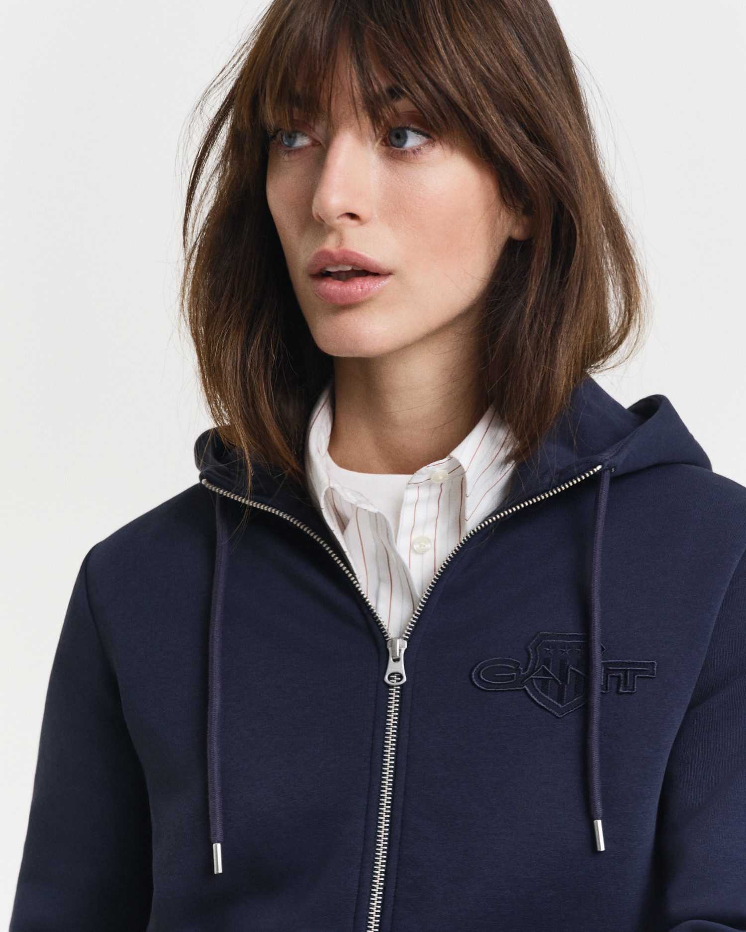 Gant Capuchonsweatvest REG TONAL SHIELD ZIP HOODIE Merkborduurwerk, capuchon, ribboorden
