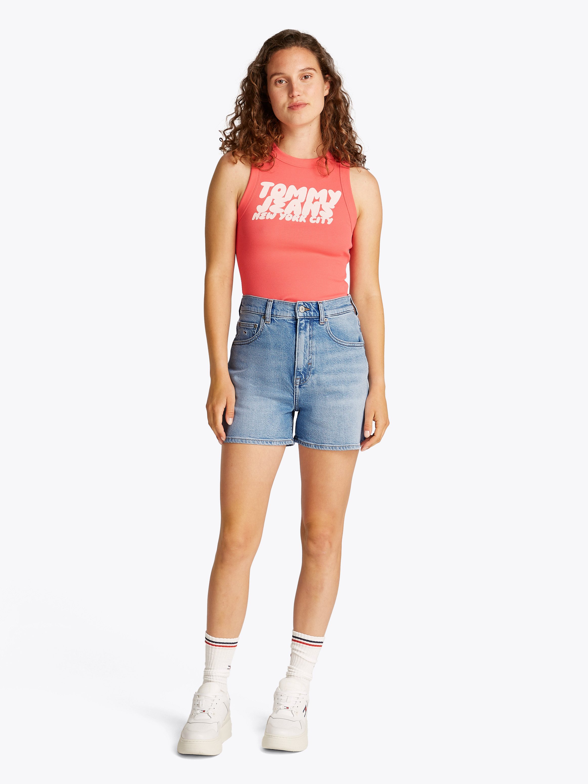 TOMMY JEANS Short MOM SHORT BI0112 met logo-badge, in blauwe wassing