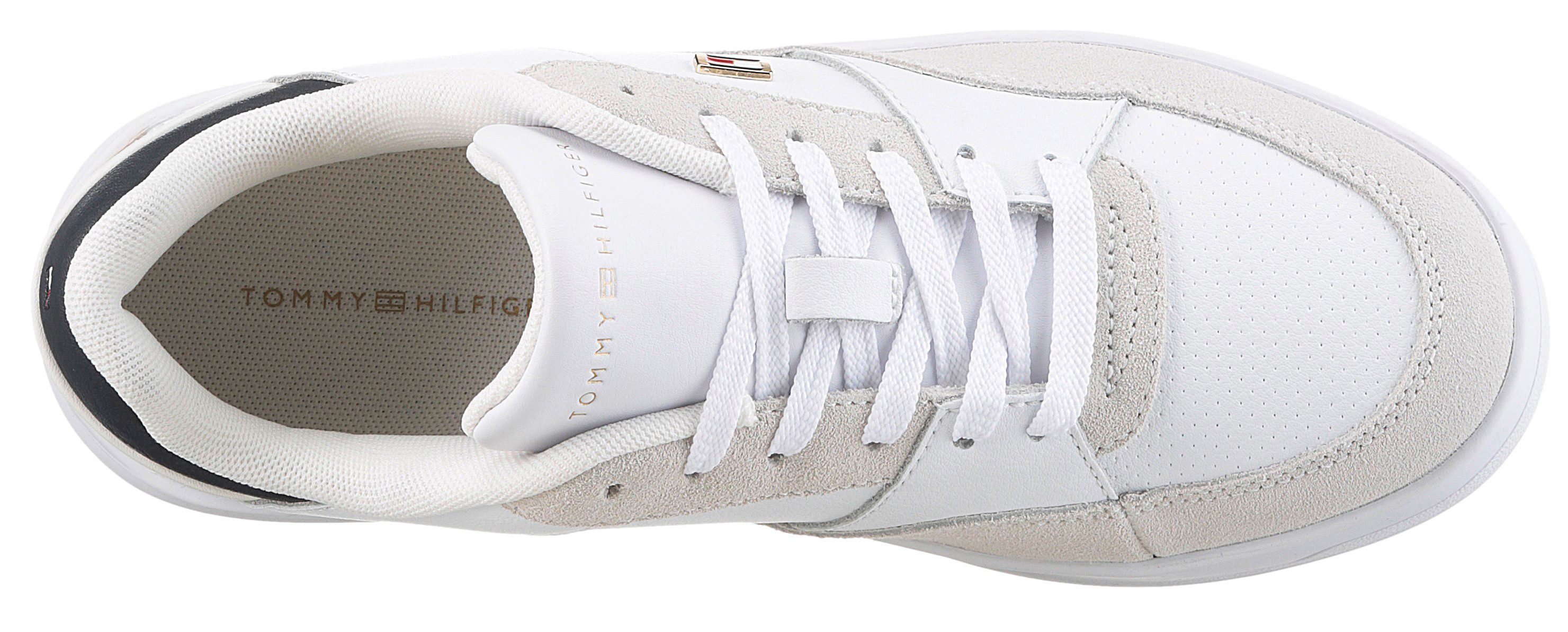 Tommy Hilfiger Plateausneakers ESSENT BASKET SNEAKER METALLIC vrijetijdsschoen, lage schoen, veterschoen met zijlogo-vlag