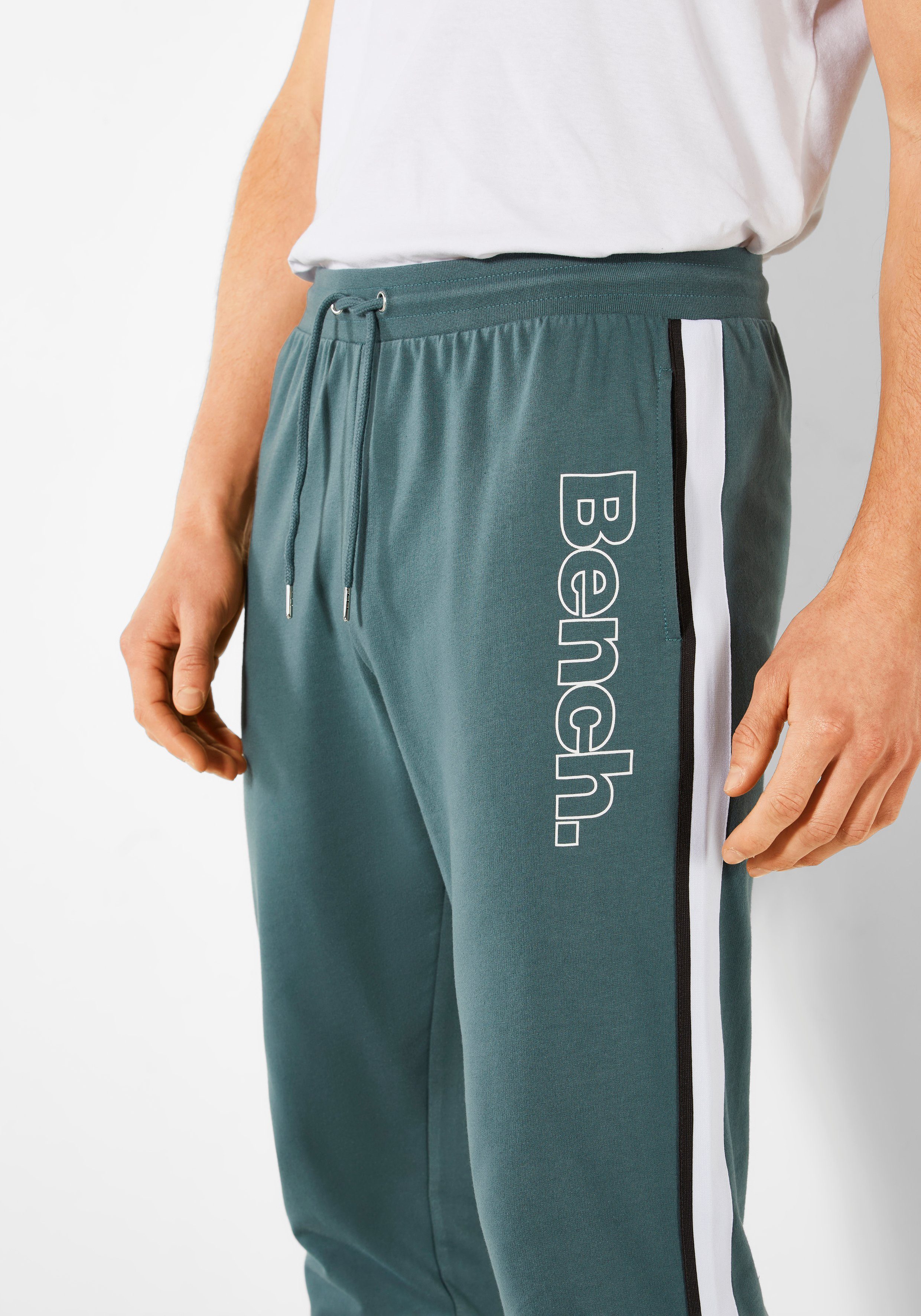 Bench. Loungewear Sweatbroek met opgestikte strepen opzij en logoprint