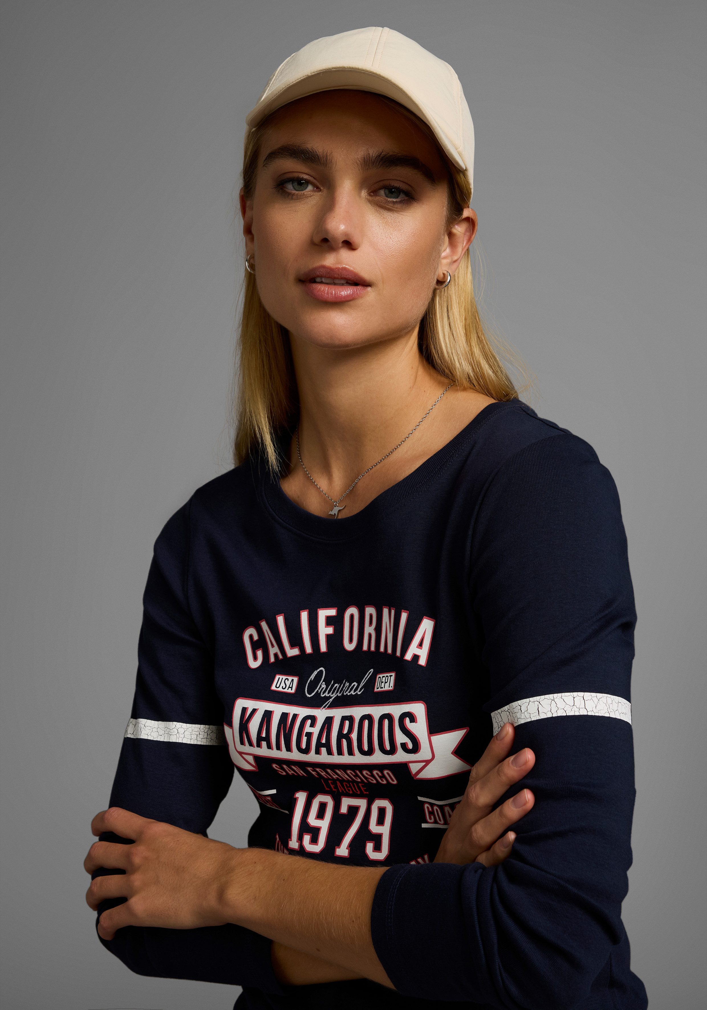 KangaROOS Shirt met lange mouwen Lange mouwen, zeer figuurvolgend, bedrukt en met borduring