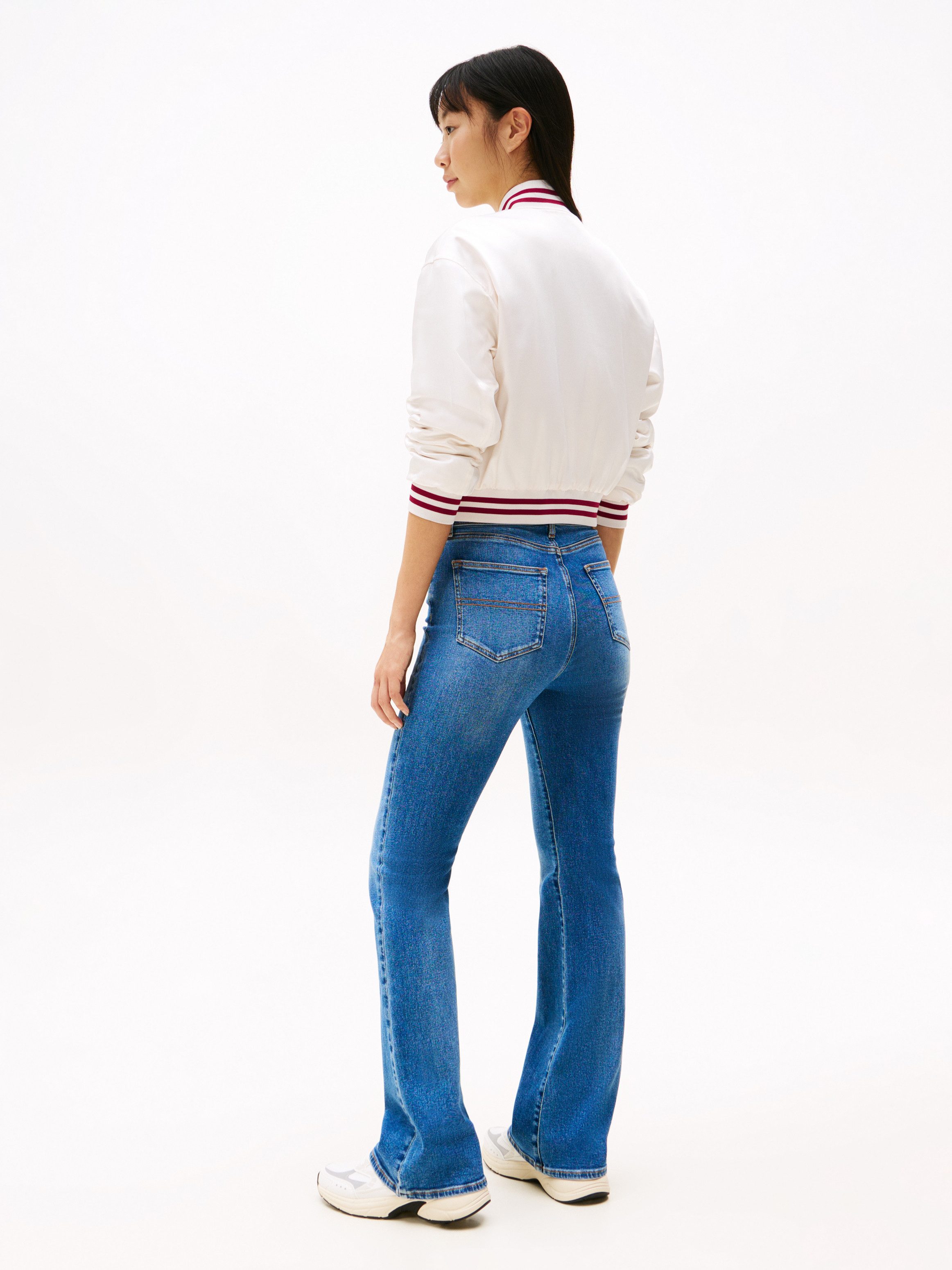 TOMMY JEANS Bootcut jeans SYLVIA HGH FLR BI1267 Wijd pijpform en logo borduursel op de achterzak