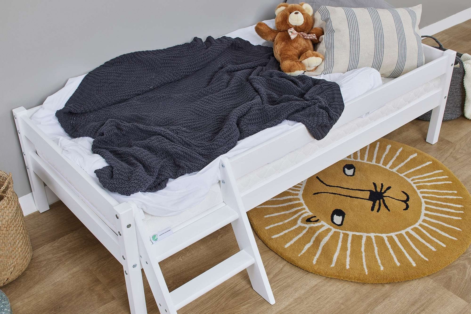 Lüttenhütt Kinderbed ECO One Kinderbed met valbeveiliging en ladder, keuze uit 3 kleuren en matrassen