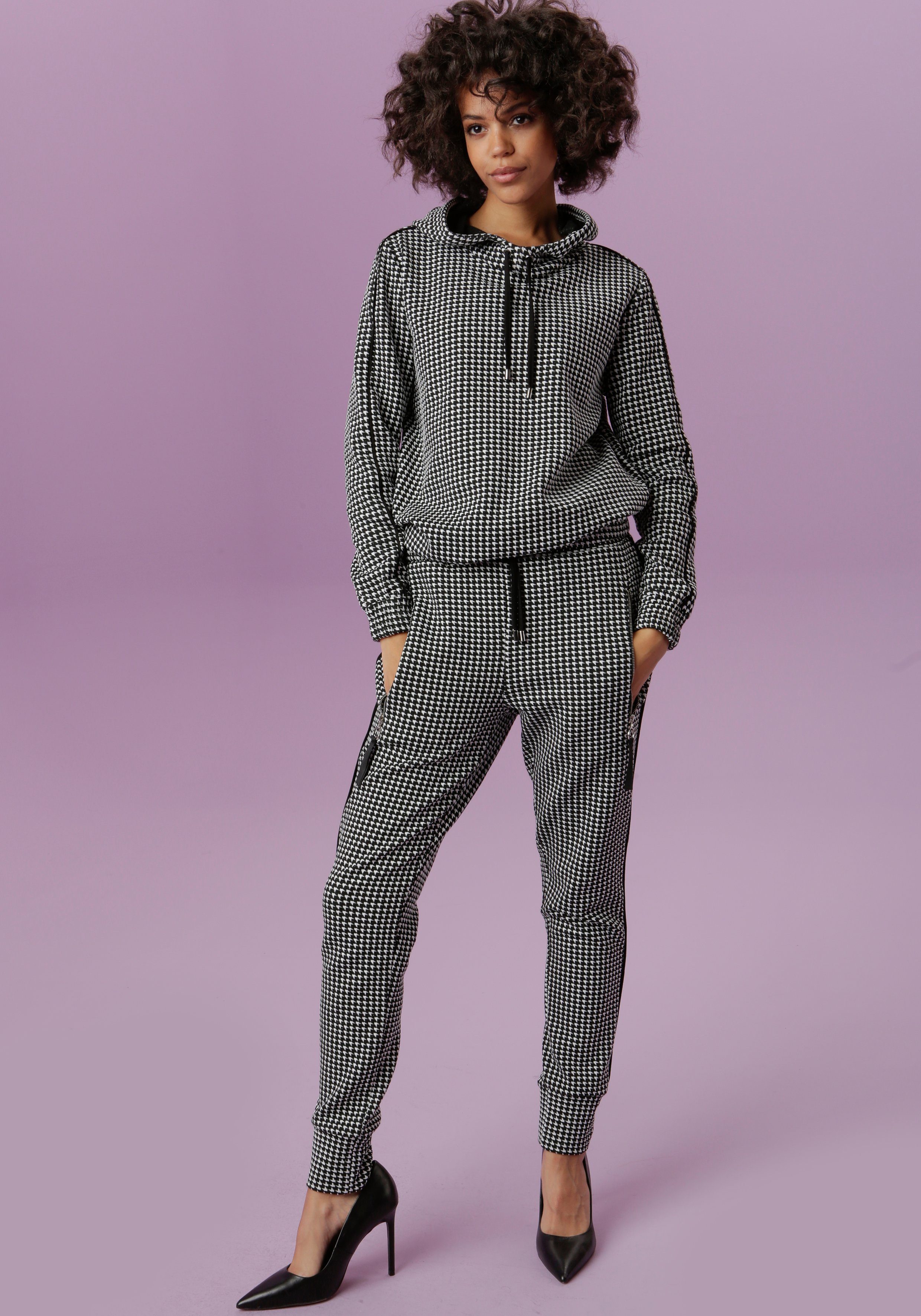 Aniston CASUAL Comfortbroek met trendy pied-de-poulemotief en piping langs de zijnaden