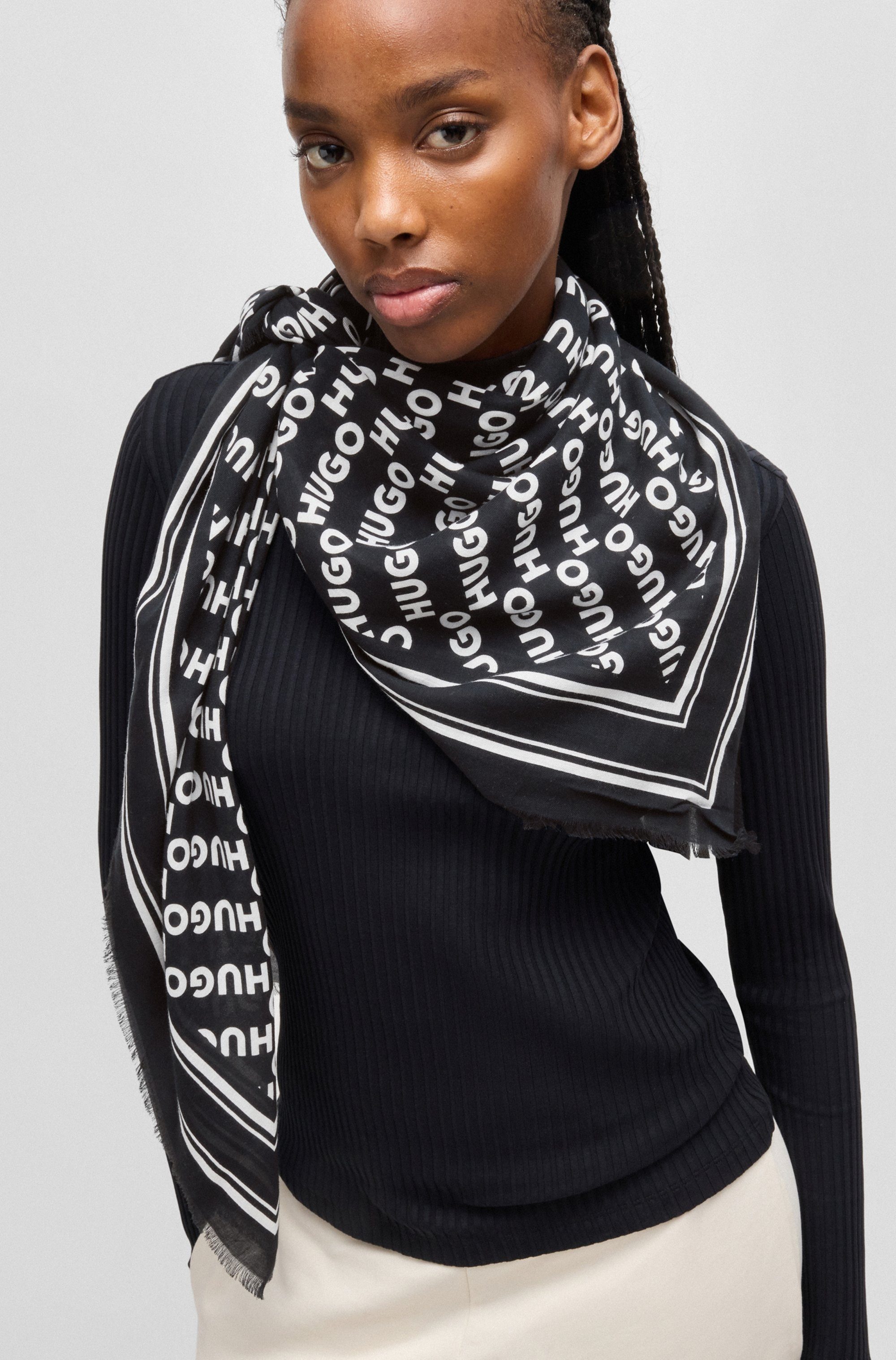 HUGO Sjaal Alycia 120*120 met hugo logoprints