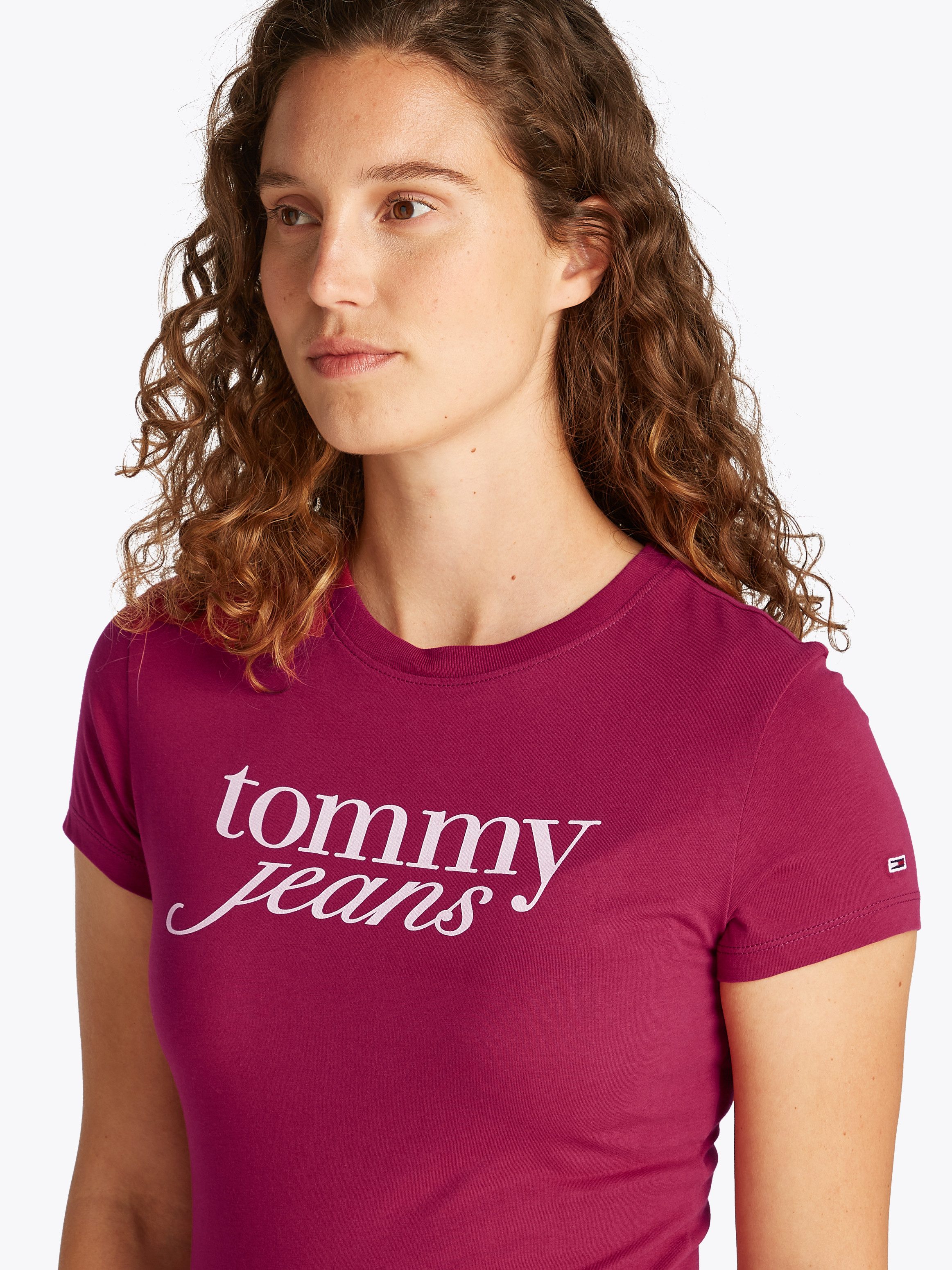 TOMMY JEANS T-shirt met logoprint op borsthoogte