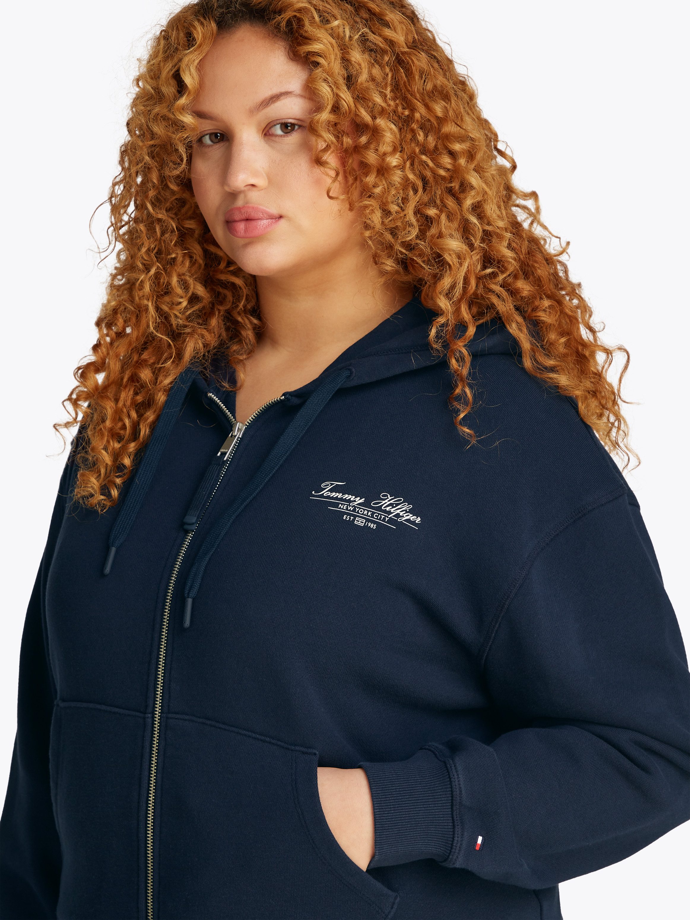 Tommy Hilfiger Curve Sweatvest CRV REG SCRIPT ZIP HOODIE in grote maten, capuchon, rits, logo-opdruk