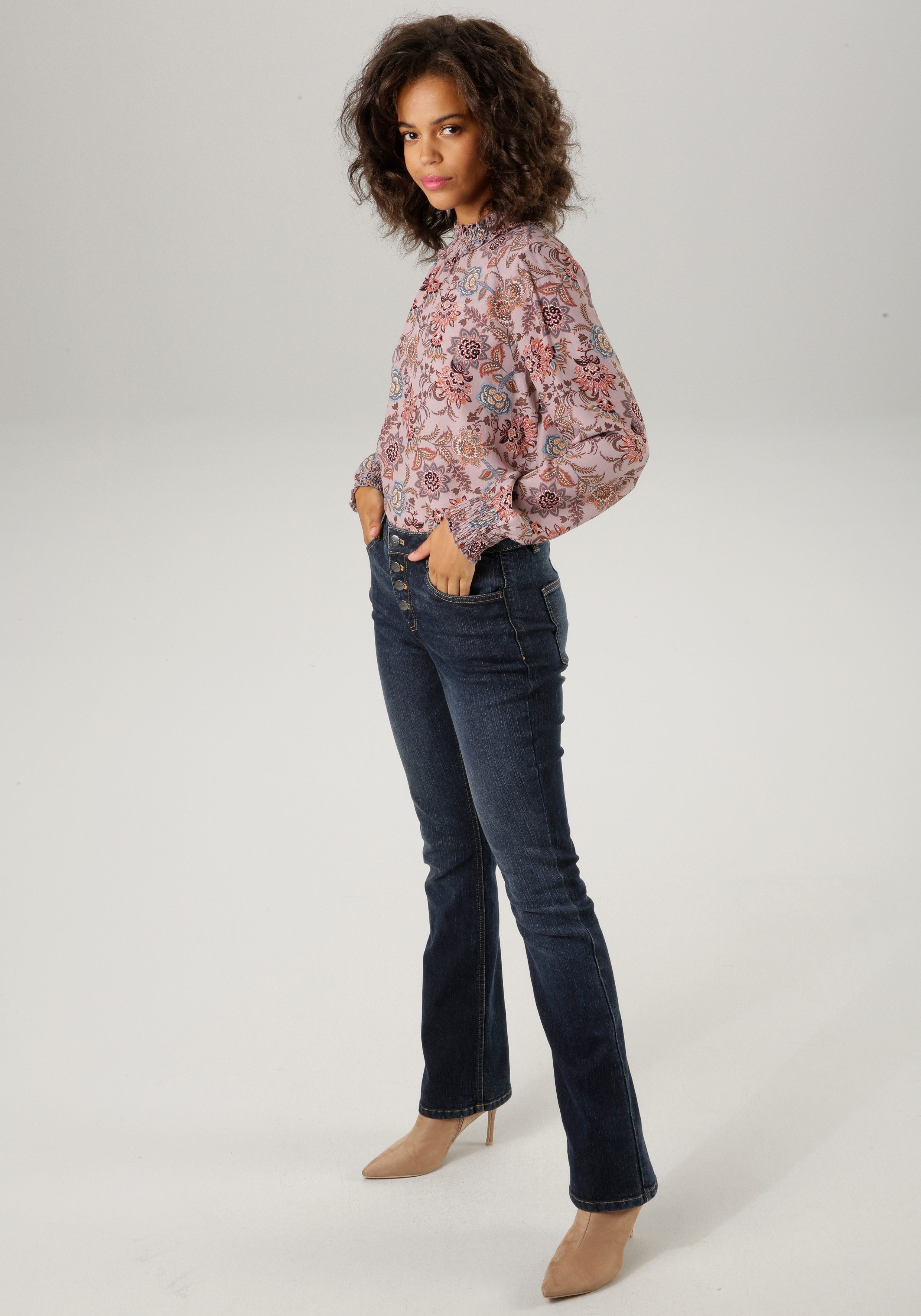 Aniston CASUAL Bootcut jeans met decoratieve knoopsluiting