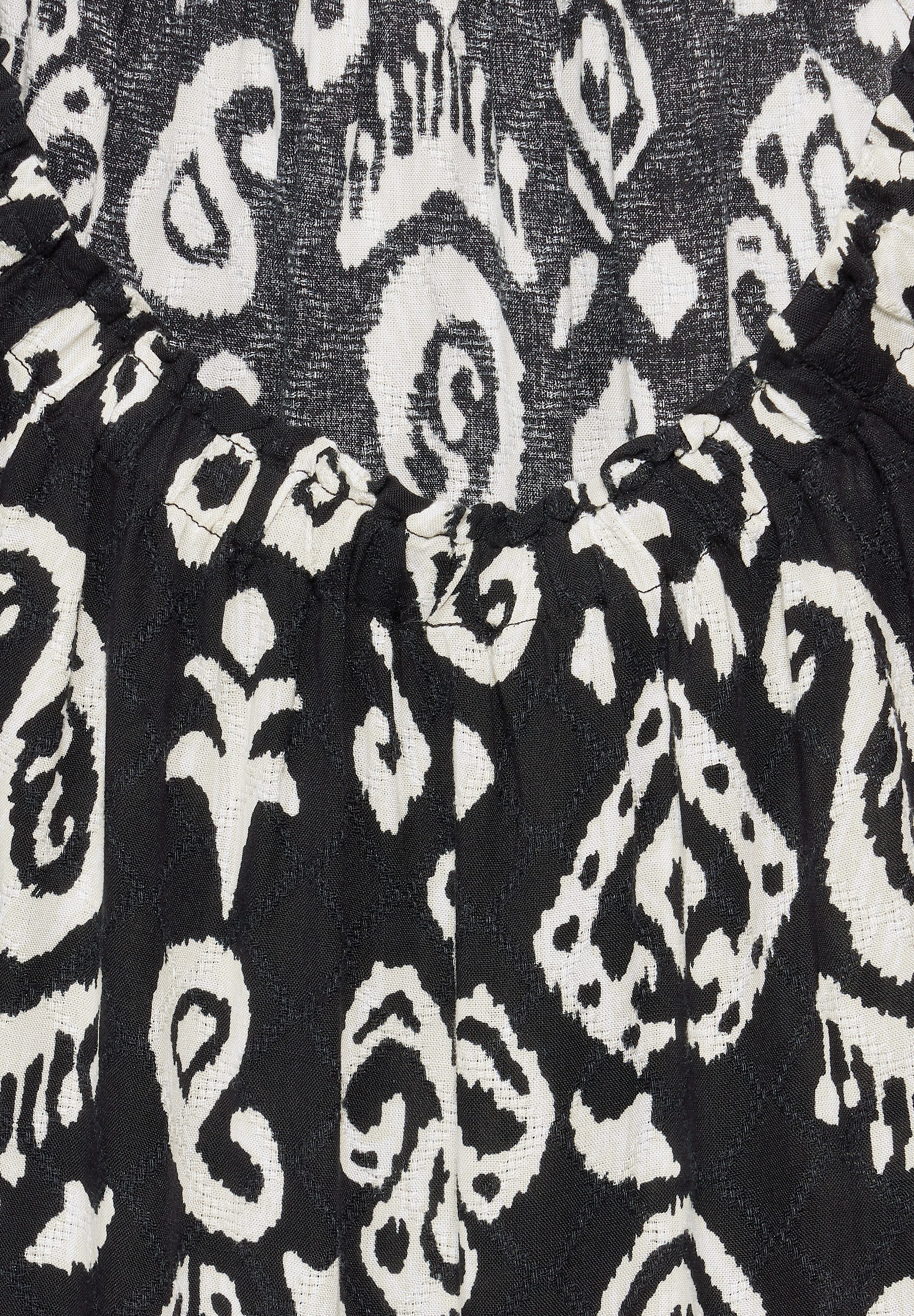 Cecil Blouse met carmenhals met een ornamentmotief
