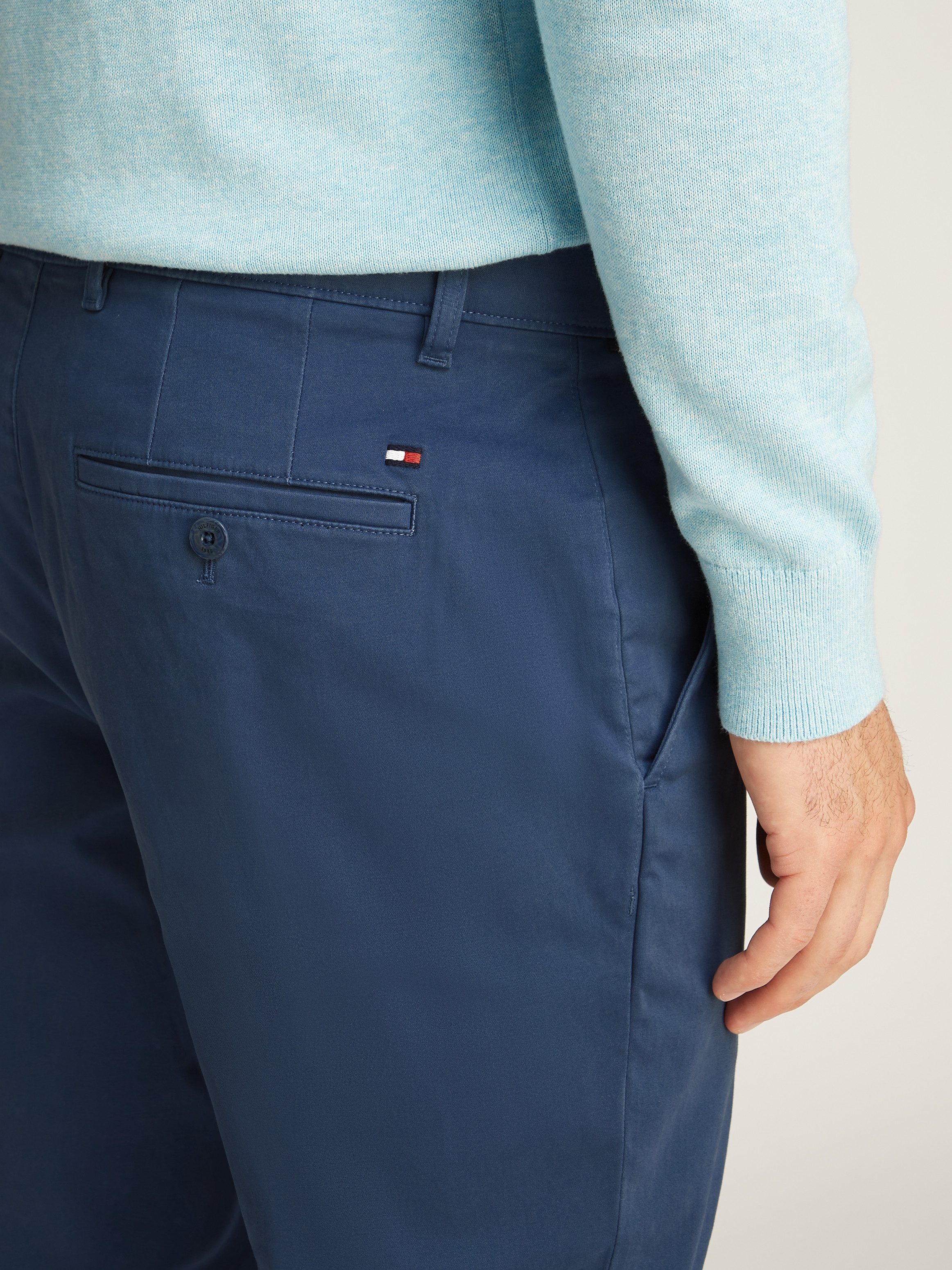 Tommy Hilfiger Chino DENTON CHINO SATIN met achterzakken met knoop logo-borduursel