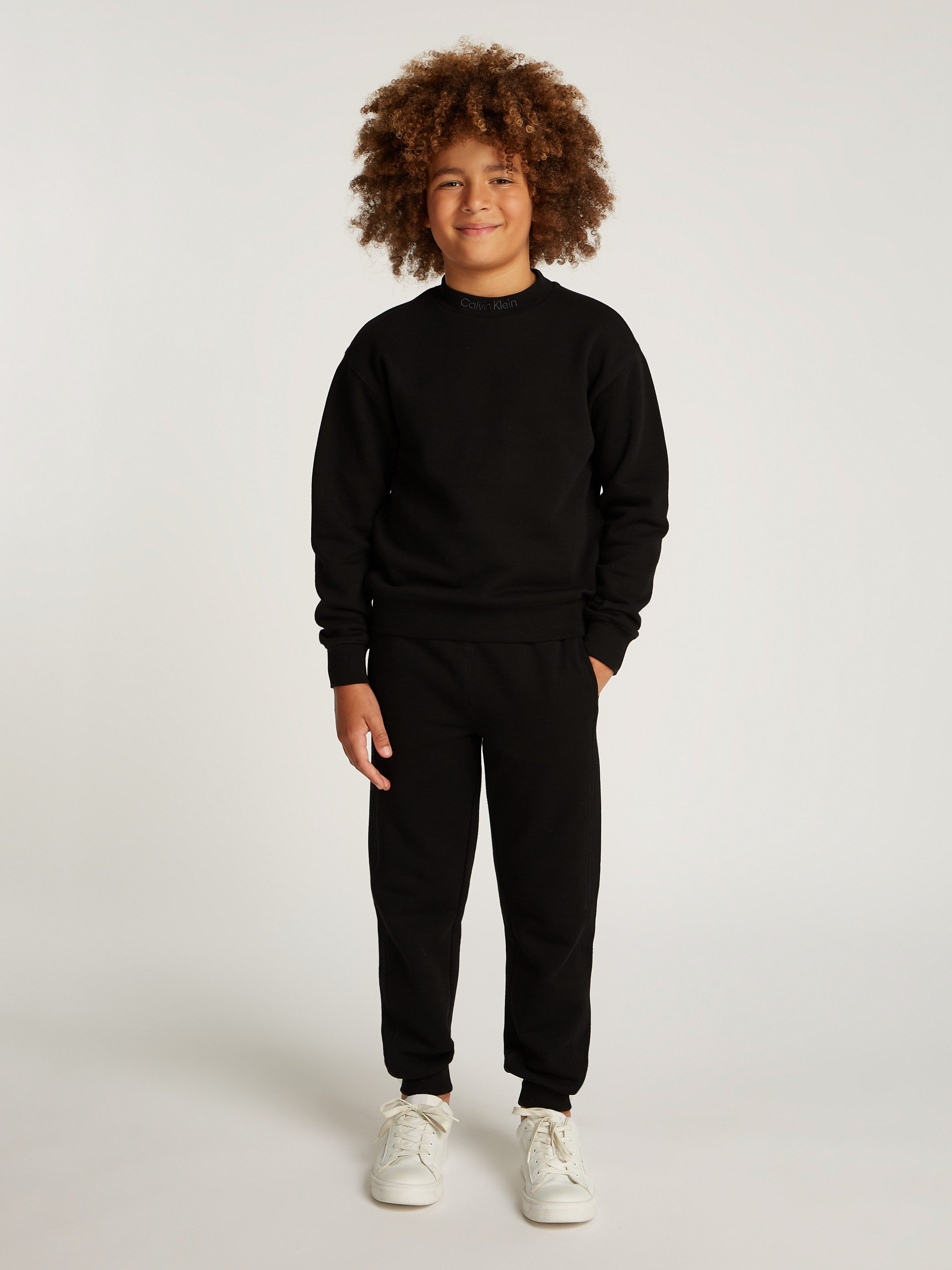 Calvin Klein Shirt met lange mouwen en broek EMBRO. CK LOGO TERRY SET voor kinderen tot 16 jaar met...