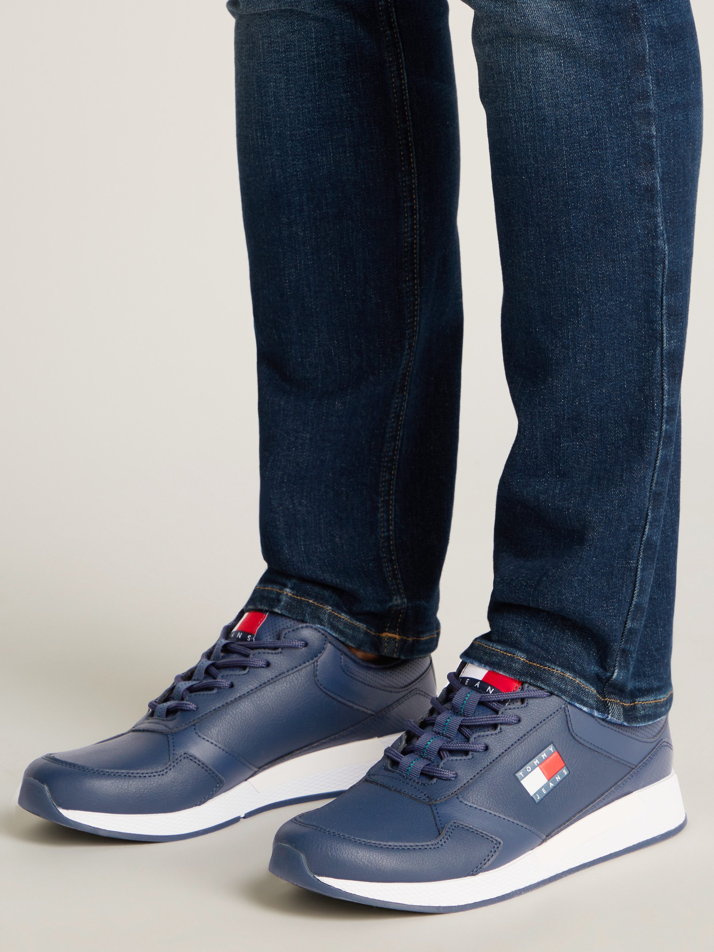 TOMMY JEANS Sneakers met sleehak TOMMY JEANS FLEXI RUNNER vrijetijdsschoen, lage schoen, veterschoen met zijlogo-vlag