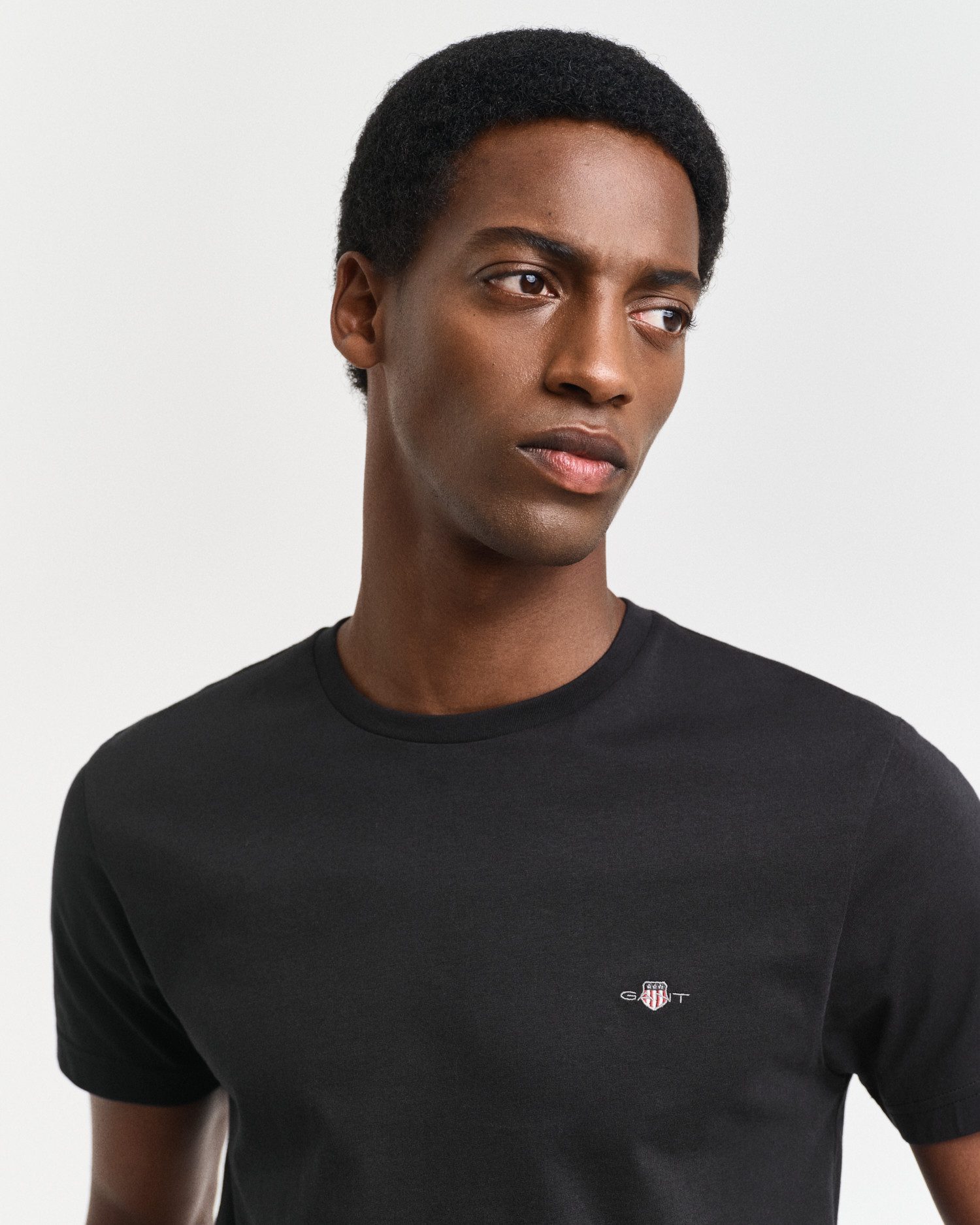Gant T-shirt SLIM SHIELD SS T-SHIRT met logoborduursel op borsthoogte