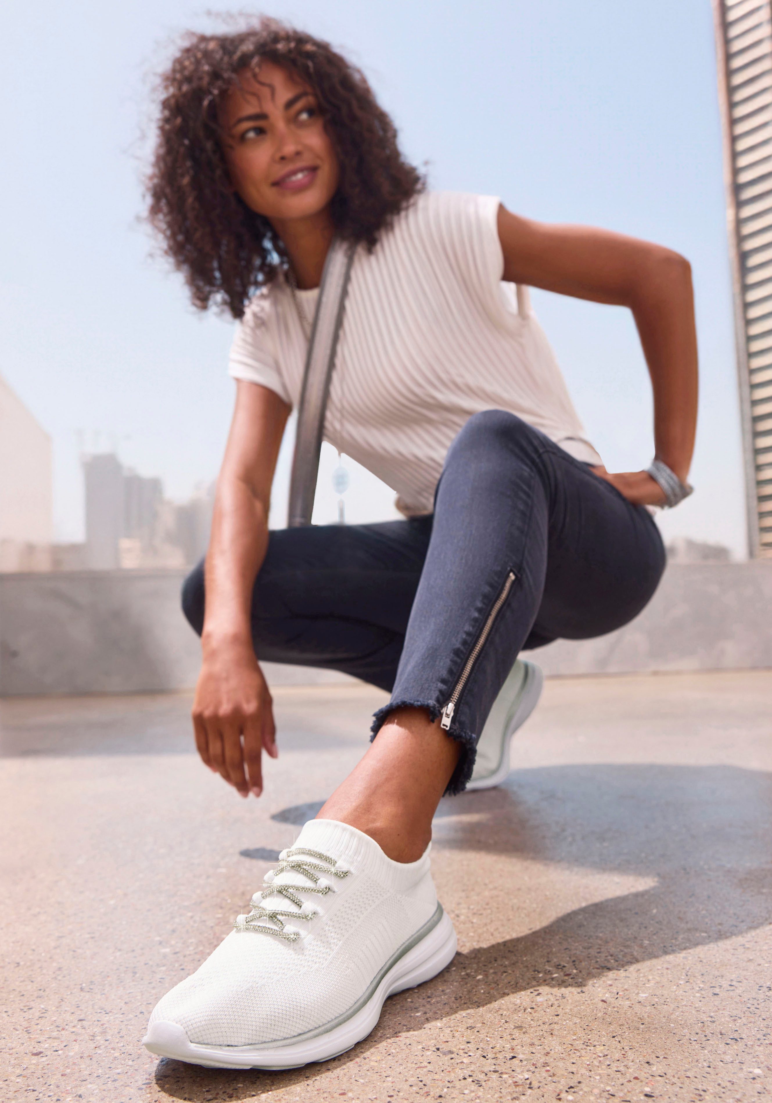 Lascana Sneakers met modieuze glinsterende veters vegan