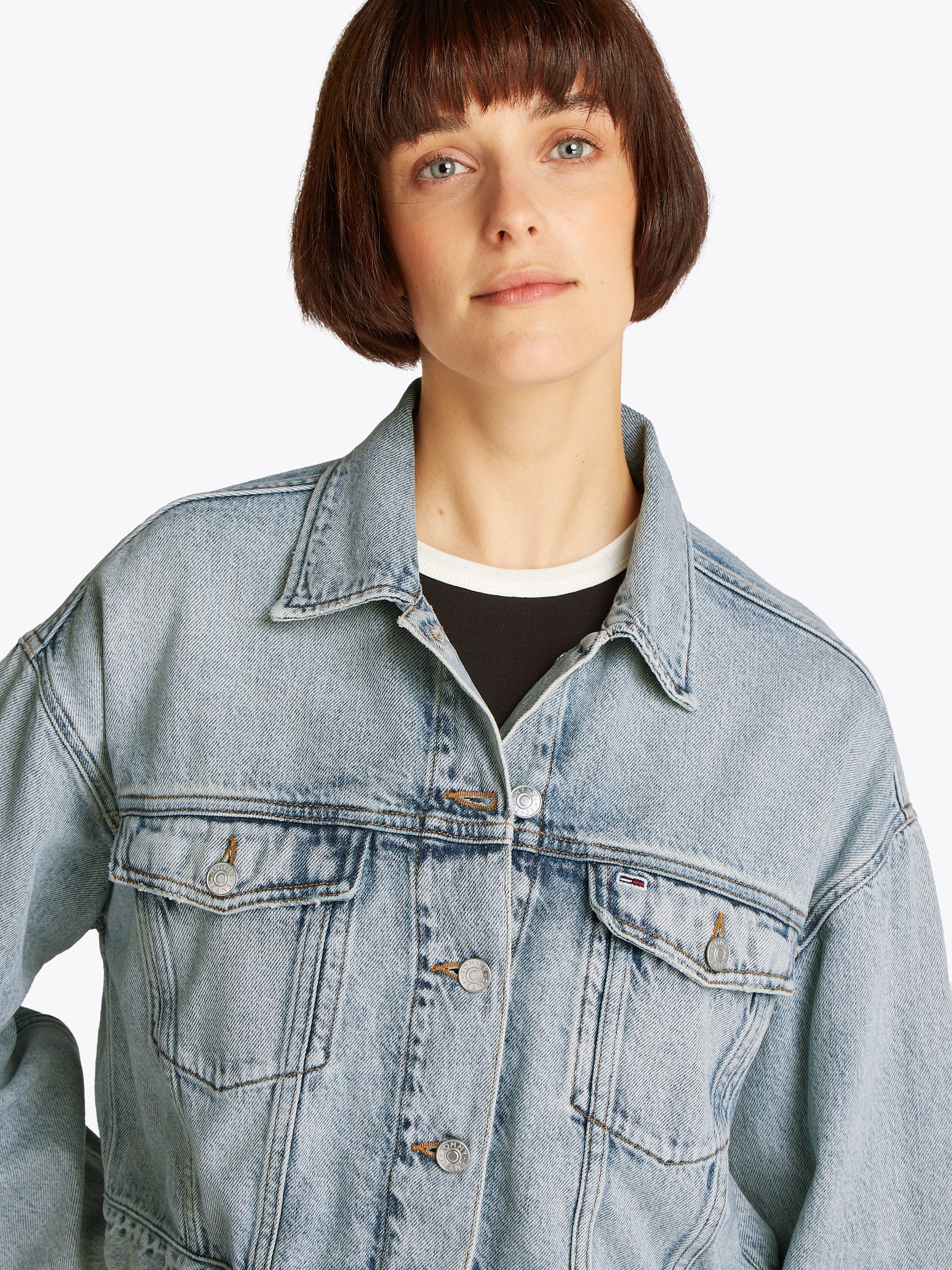 TOMMY Jeansjack OVSZ CROP TRUCKER JACKET BI6012 met korte snit, in blauwe was, met borstzakken