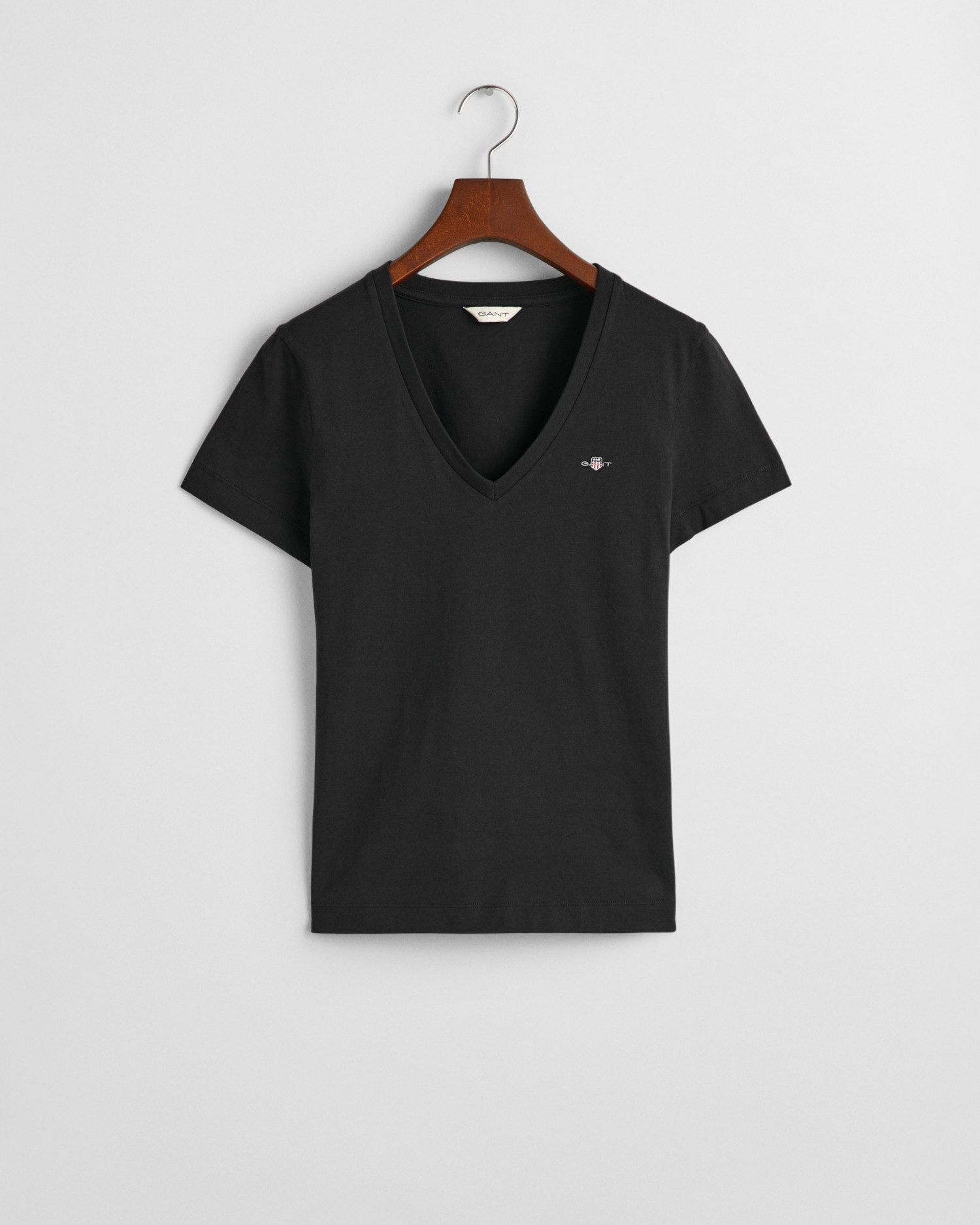 Gant T-shirt REG SHIELD KA V-NECK T-SHIRT met een klein geborduurd logo op de borst