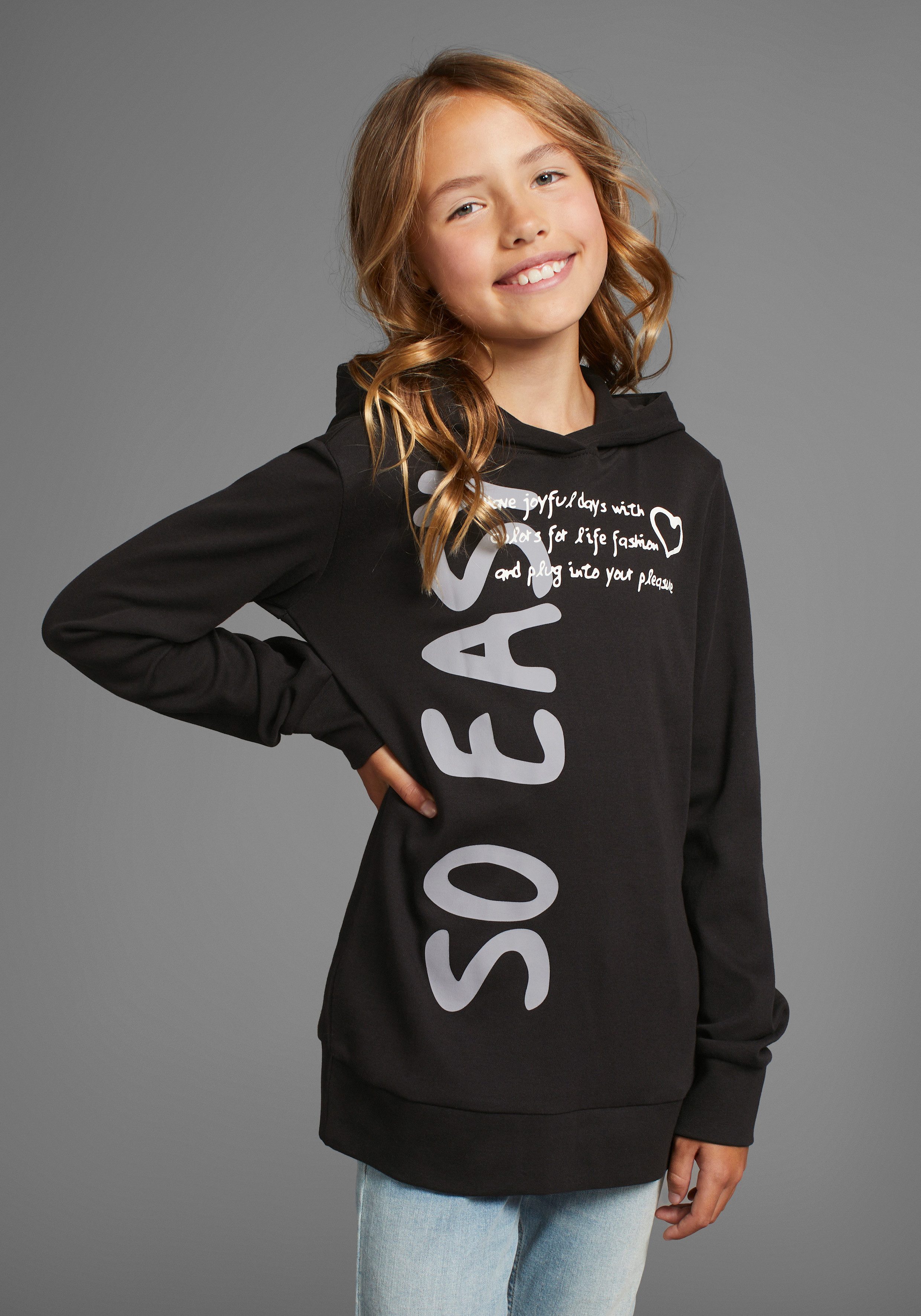 KIDSWORLD Capuchonshirt SO EASY - Print Lange mouwen, basic pasvorm, met modieuze prints meisjes truien maat 128/134 zwart