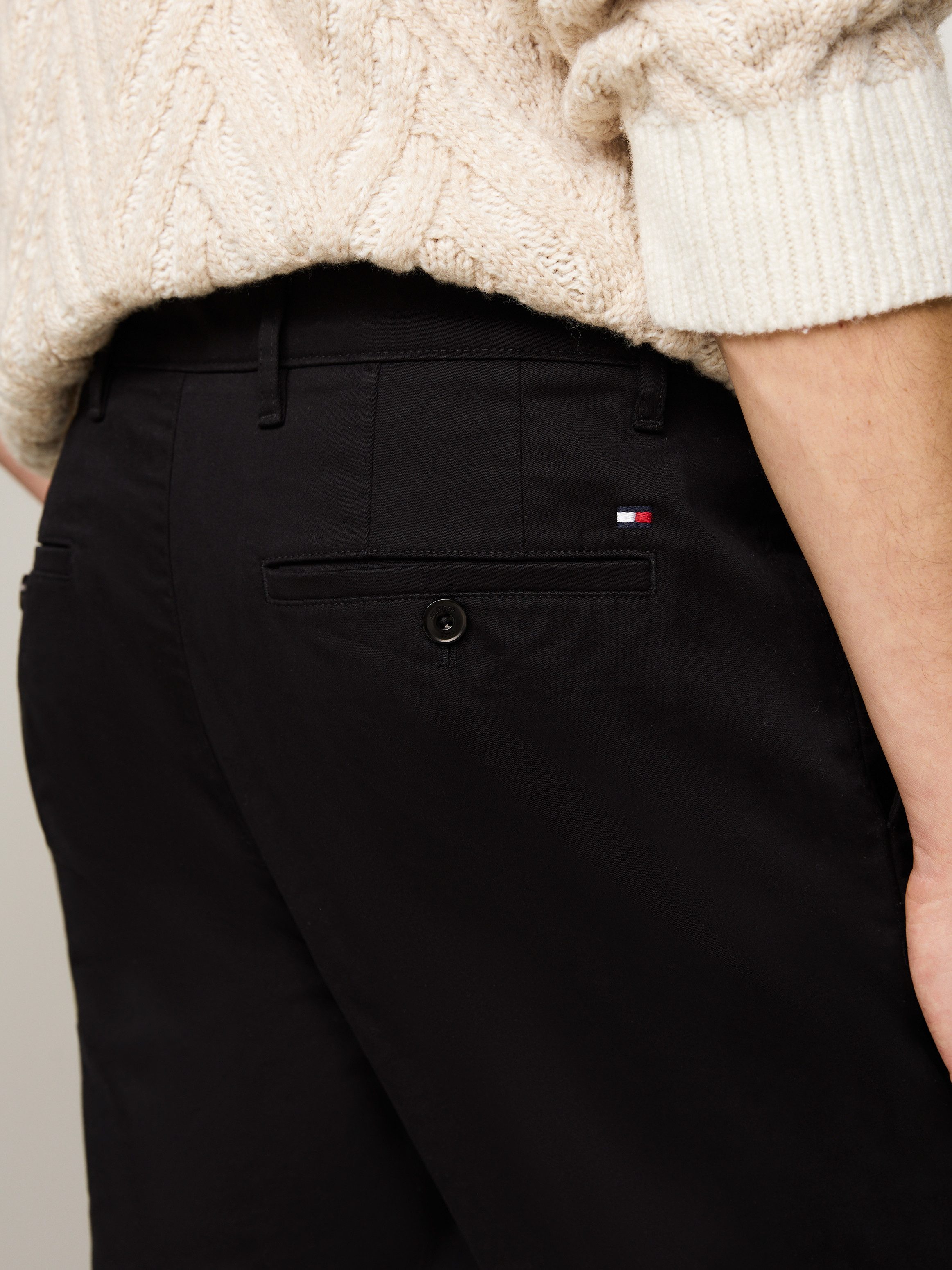 Tommy Hilfiger Chino DENTON CHINO SATIN met achterzakken met knoop, logo-borduursel