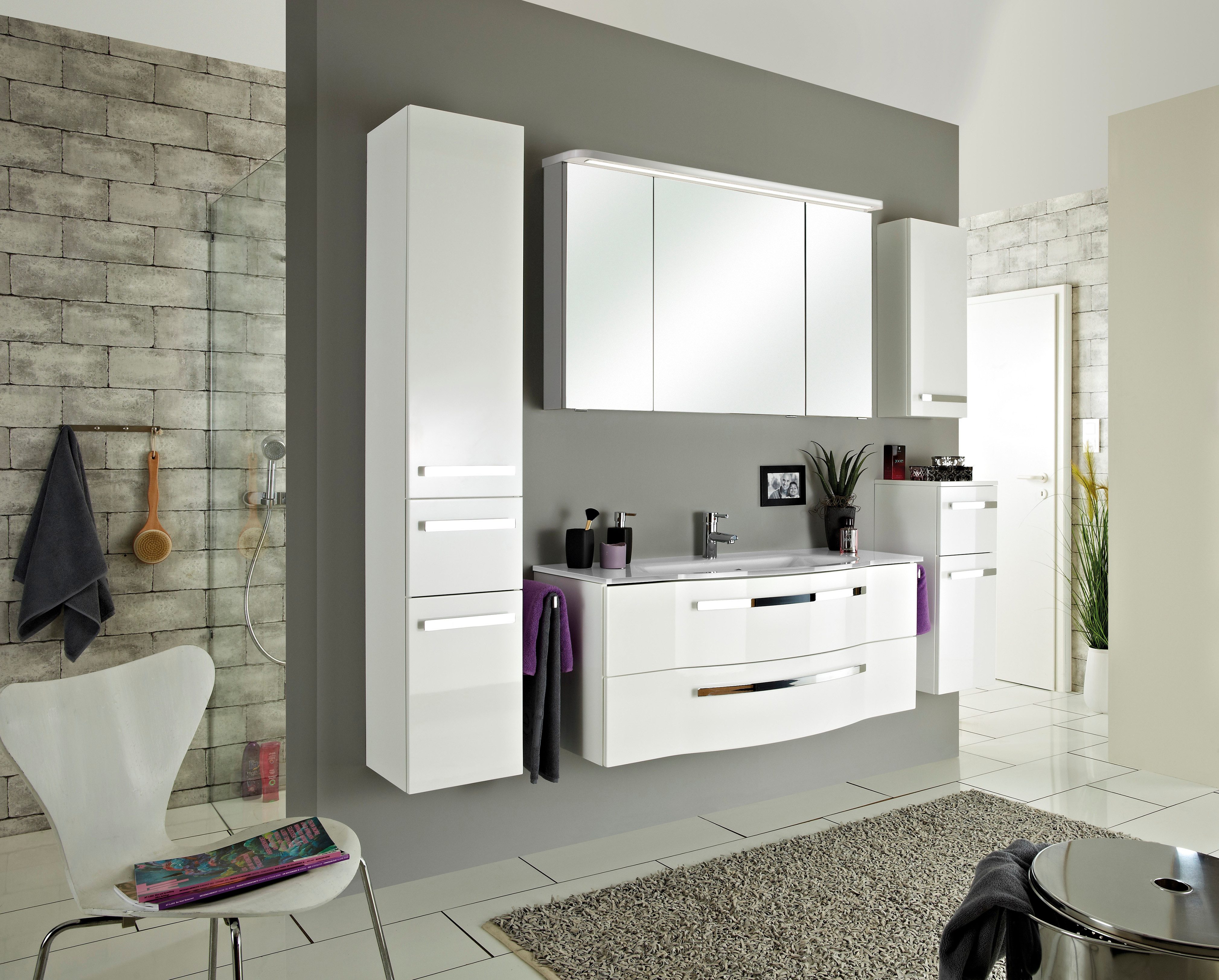 Saphir Spiegelkast Serie 4005 badkamer spiegelkast incl. LED-kransverlichting Badkast 120 cm breed, 3 deuren, 6 glazen legplanken, incl. deurdemper