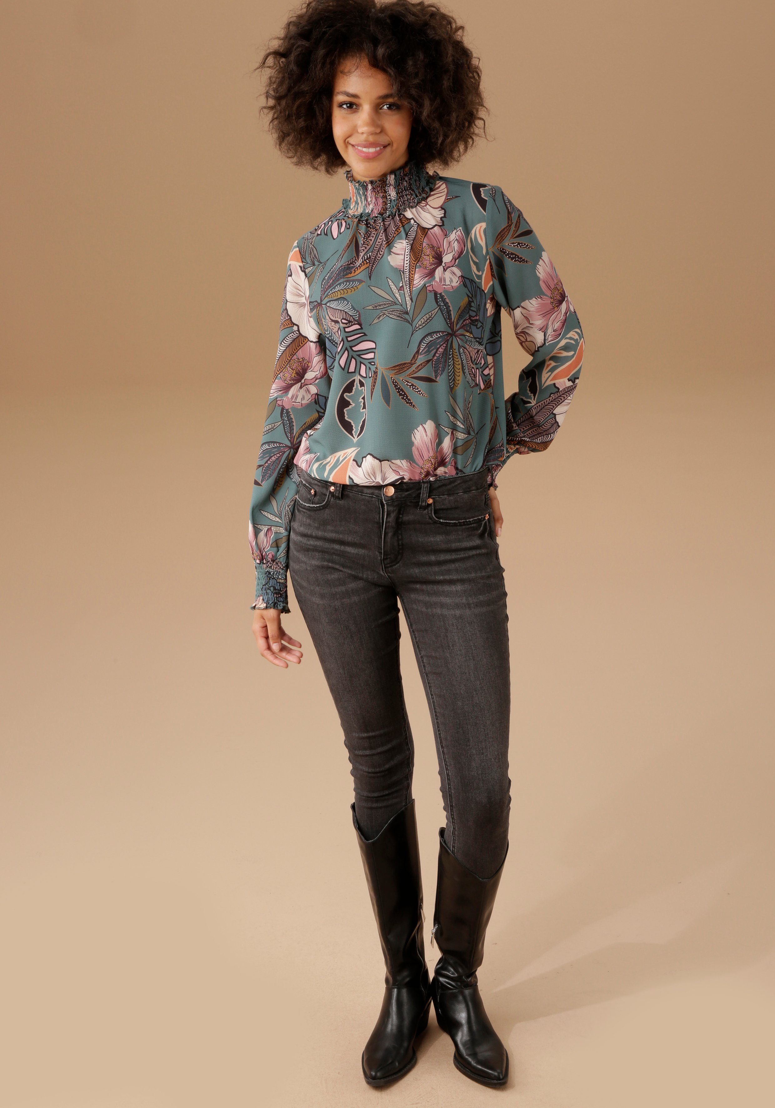 Aniston CASUAL Blouse zonder sluiting met grootvlakige bloemenprint - elk stuk is uniek